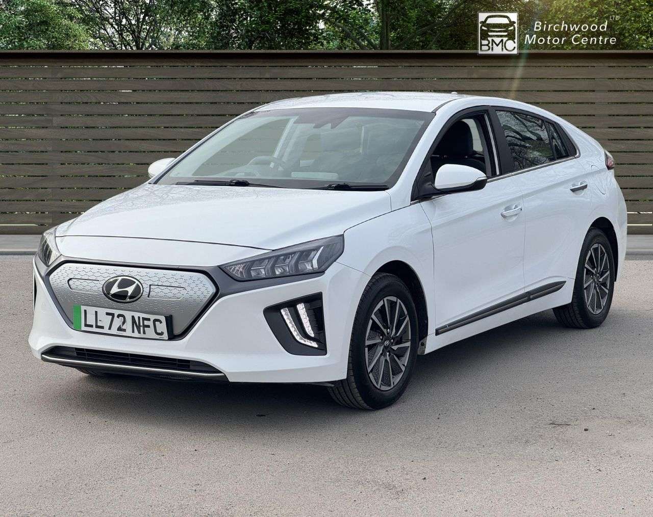 A 2023 HYUNDAI IONIQ 38.3kWh Premium Hatchback 5dr Electric Auto (136 ps) SERVICE HISTORY A 2023 HYUNDAI IONIQ 38.3kWh Premium Hatchback 5dr Electric Auto (136 ps) SERVICE HISTORY