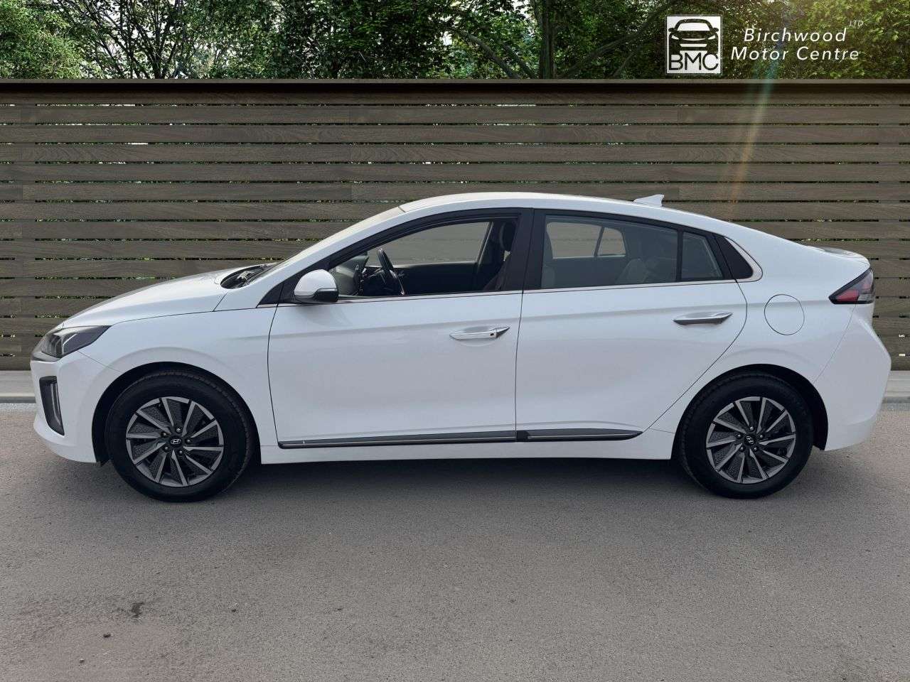 A 2023 HYUNDAI IONIQ 38.3kWh Premium Hatchback 5dr Electric Auto (136 ps) SERVICE HISTORY A 2023 HYUNDAI IONIQ 38.3kWh Premium Hatchback 5dr Electric Auto (136 ps) SERVICE HISTORY