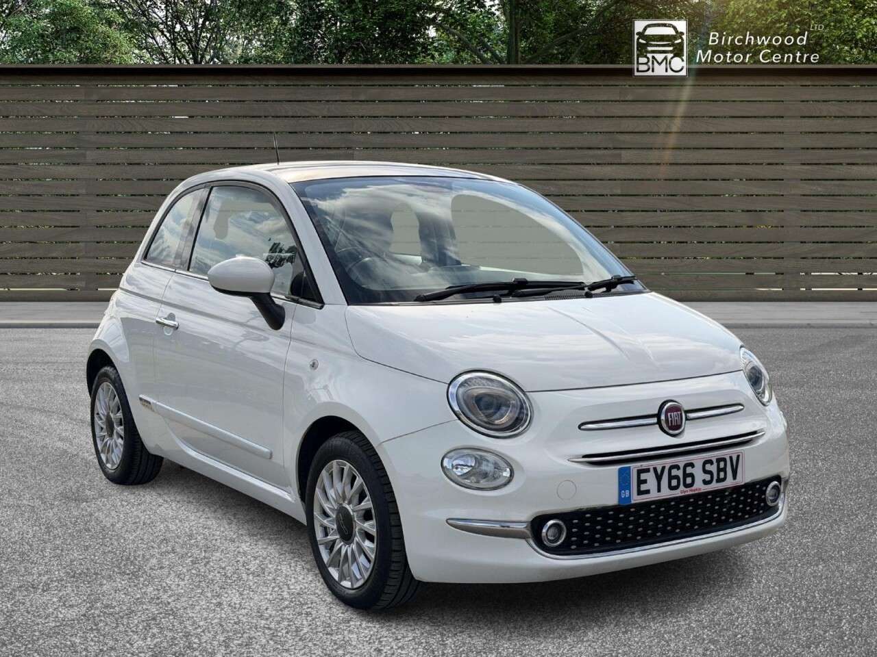 A 2016 FIAT 500 1.2 Lounge Hatchback 3dr Petrol Dualogic Euro 6 (s/s) (69 bhp) SUNROOF A 2016 FIAT 500 1.2 Lounge Hatchback 3dr Petrol Dualogic Euro 6 (s/s) (69 bhp) SUNROOF