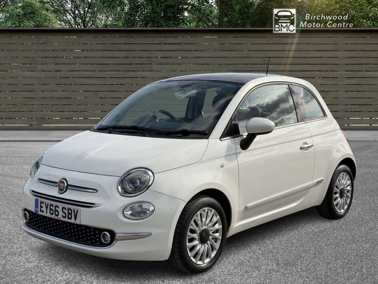 A 2016 FIAT 500 1.2 Lounge Hatchback 3dr Petrol Dualogic Euro 6 (s/s) (69 bhp) SUNROOF A 2016 FIAT 500 1.2 Lounge Hatchback 3dr Petrol Dualogic Euro 6 (s/s) (69 bhp) SUNROOF