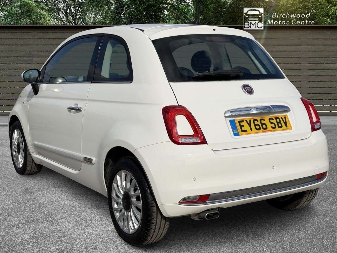 A 2016 FIAT 500 1.2 Lounge Hatchback 3dr Petrol Dualogic Euro 6 (s/s) (69 bhp) SUNROOF A 2016 FIAT 500 1.2 Lounge Hatchback 3dr Petrol Dualogic Euro 6 (s/s) (69 bhp) SUNROOF