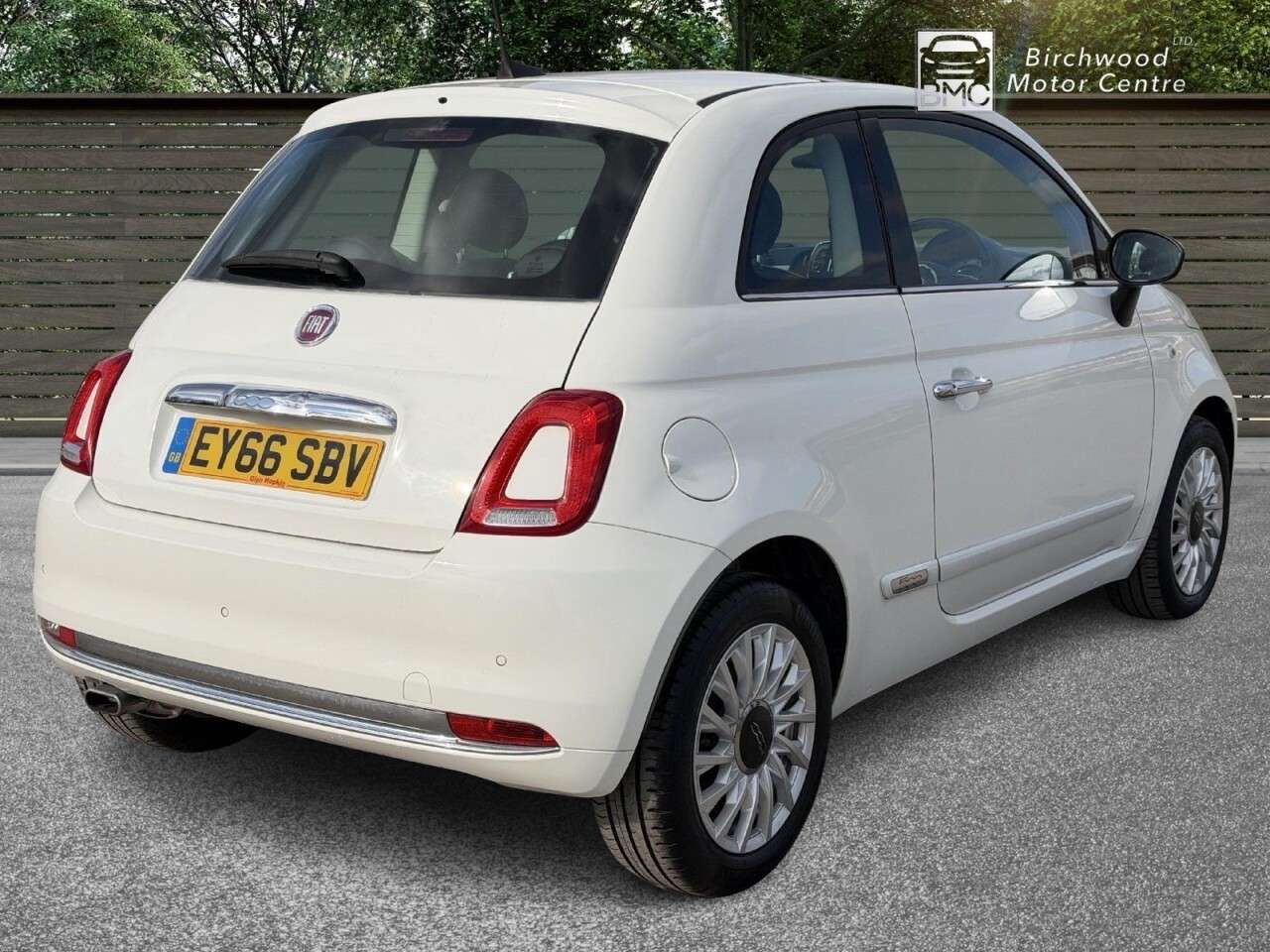 A 2016 FIAT 500 1.2 Lounge Hatchback 3dr Petrol Dualogic Euro 6 (s/s) (69 bhp) SUNROOF A 2016 FIAT 500 1.2 Lounge Hatchback 3dr Petrol Dualogic Euro 6 (s/s) (69 bhp) SUNROOF