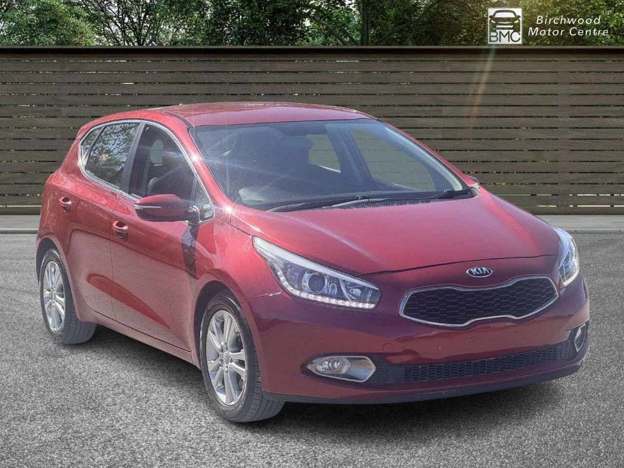 A 2014 KIA CEED 1.6 CRDi 2 Hatchback 5dr Diesel Auto Euro 5 (126 bhp) SERVICE HISTORY A 2014 KIA CEED 1.6 CRDi 2 Hatchback 5dr Diesel Auto Euro 5 (126 bhp) SERVICE HISTORY