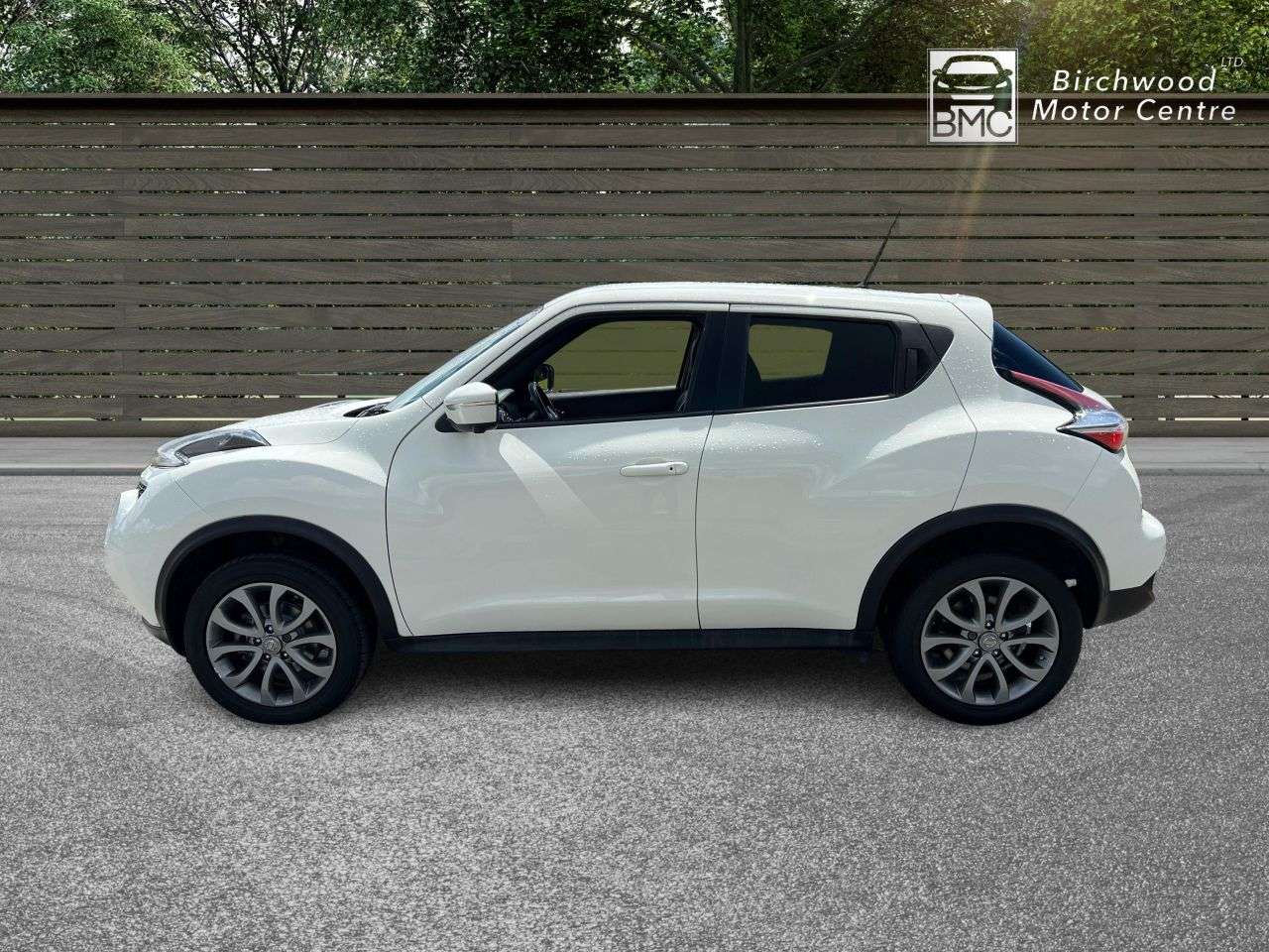 A 2015 NISSAN JUKE 1.6 Tekna SUV 5dr Petrol XTRON Euro 6 (117 ps) AIR CONDITIONING BLUETOOTH U A 2015 NISSAN JUKE 1.6 Tekna SUV 5dr Petrol XTRON Euro 6 (117 ps) AIR CONDITIONING BLUETOOTH U