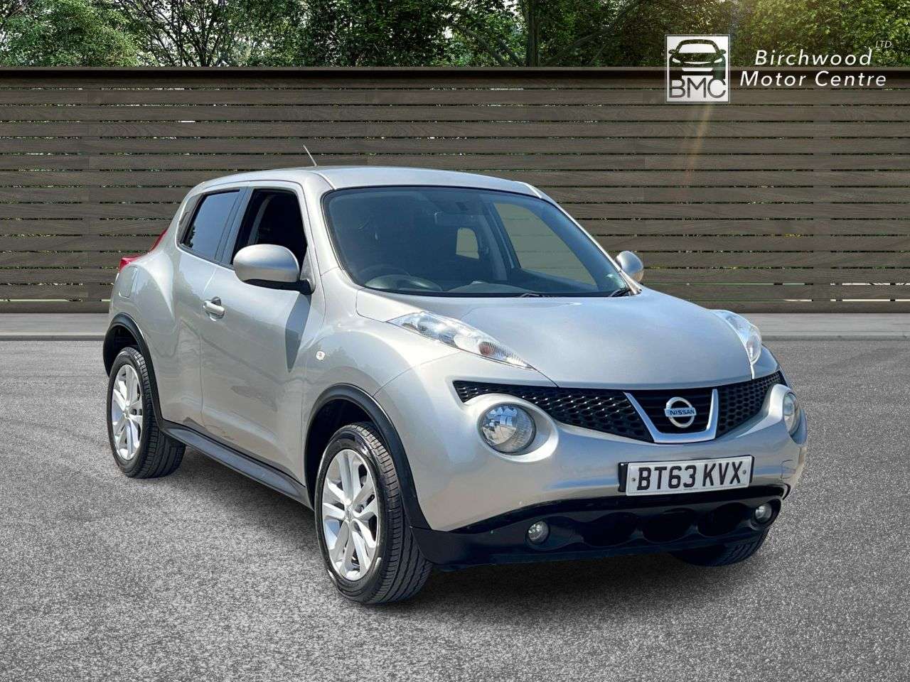 A 2013 NISSAN JUKE 1.6 Acenta Premium SUV 5dr Petrol CVT Euro 5 (117 ps) SUV A 2013 NISSAN JUKE 1.6 Acenta Premium SUV 5dr Petrol CVT Euro 5 (117 ps) SUV