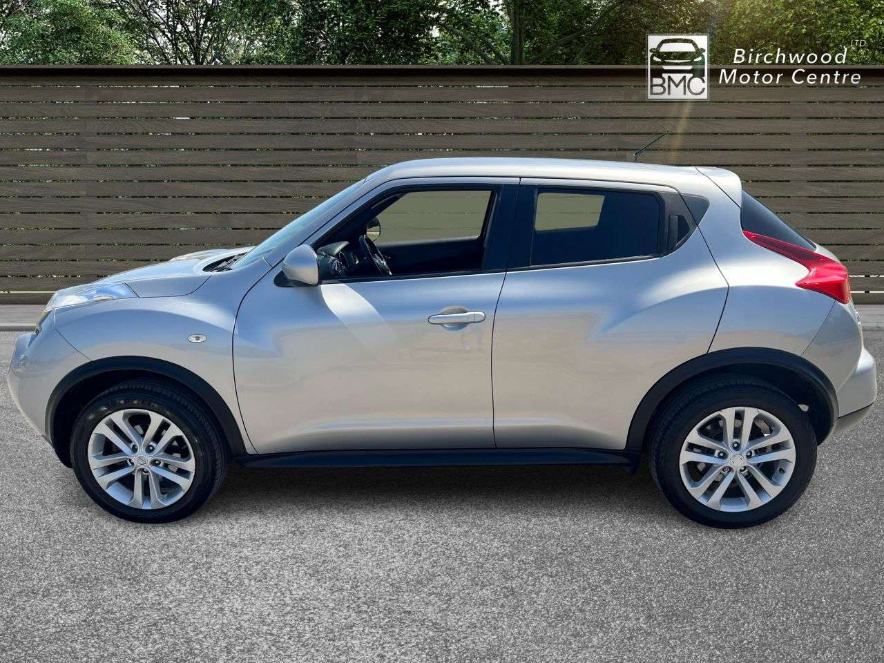 A 2013 NISSAN JUKE 1.6 Acenta Premium SUV 5dr Petrol CVT Euro 5 (117 ps) SUV A 2013 NISSAN JUKE 1.6 Acenta Premium SUV 5dr Petrol CVT Euro 5 (117 ps) SUV