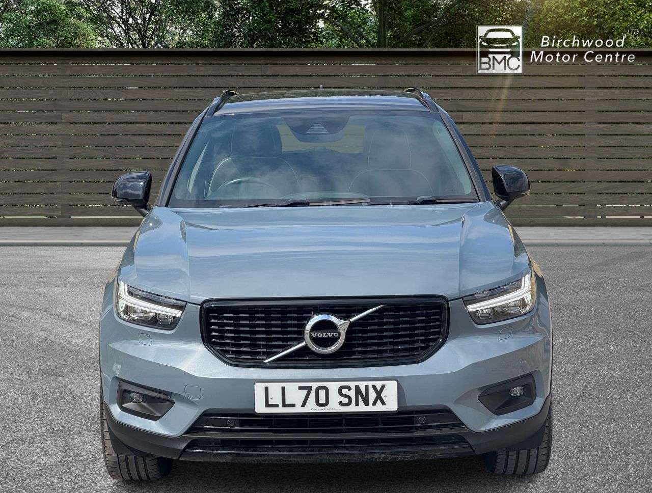 A 2020 VOLVO XC40 2.0 B4 MHEV R-Design Pro SUV 5dr Petrol Hybrid Auto Euro 6 (s/s) (197 ps) F A 2020 VOLVO XC40 2.0 B4 MHEV R-Design Pro SUV 5dr Petrol Hybrid Auto Euro 6 (s/s) (197 ps) F