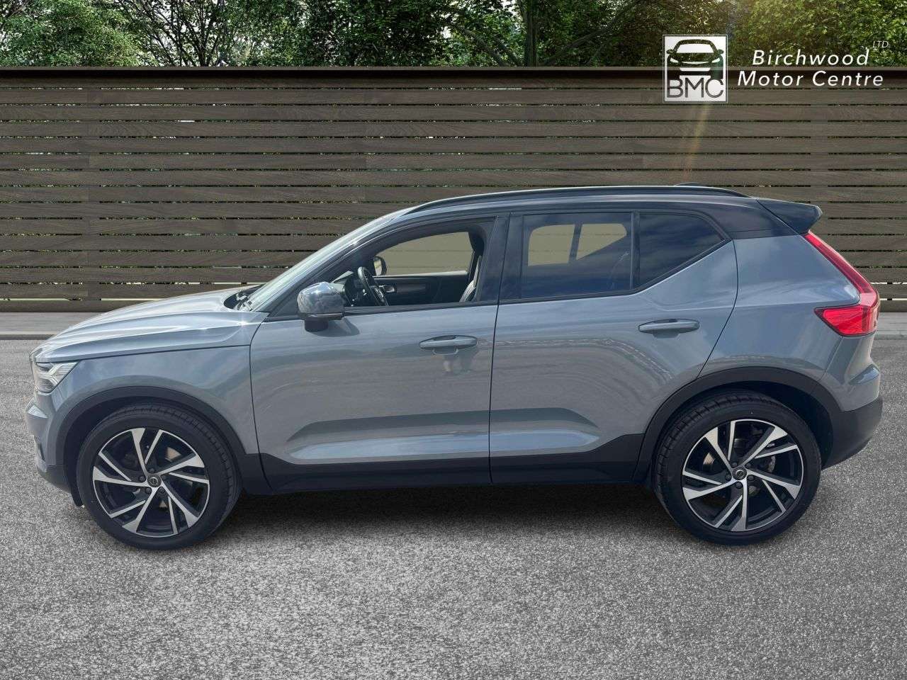 A 2020 VOLVO XC40 2.0 B4 MHEV R-Design Pro SUV 5dr Petrol Hybrid Auto Euro 6 (s/s) (197 ps) F A 2020 VOLVO XC40 2.0 B4 MHEV R-Design Pro SUV 5dr Petrol Hybrid Auto Euro 6 (s/s) (197 ps) F