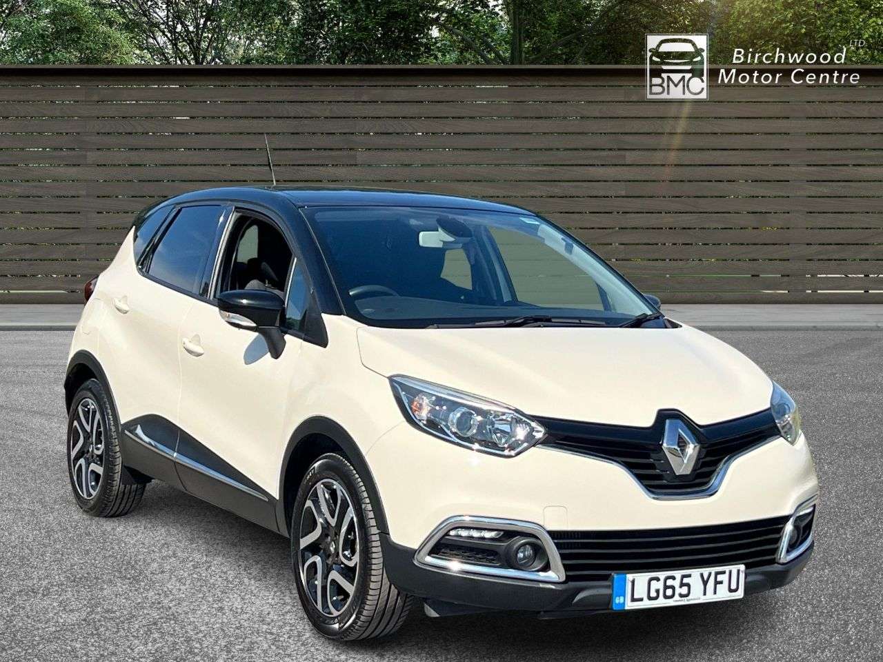 A 2015 RENAULT CAPTUR 1.2 TCe ENERGY Dynamique S Nav SUV 5dr Petrol Auto Euro 6 (s/s) (120 ps) A 2015 RENAULT CAPTUR 1.2 TCe ENERGY Dynamique S Nav SUV 5dr Petrol Auto Euro 6 (s/s) (120 ps)