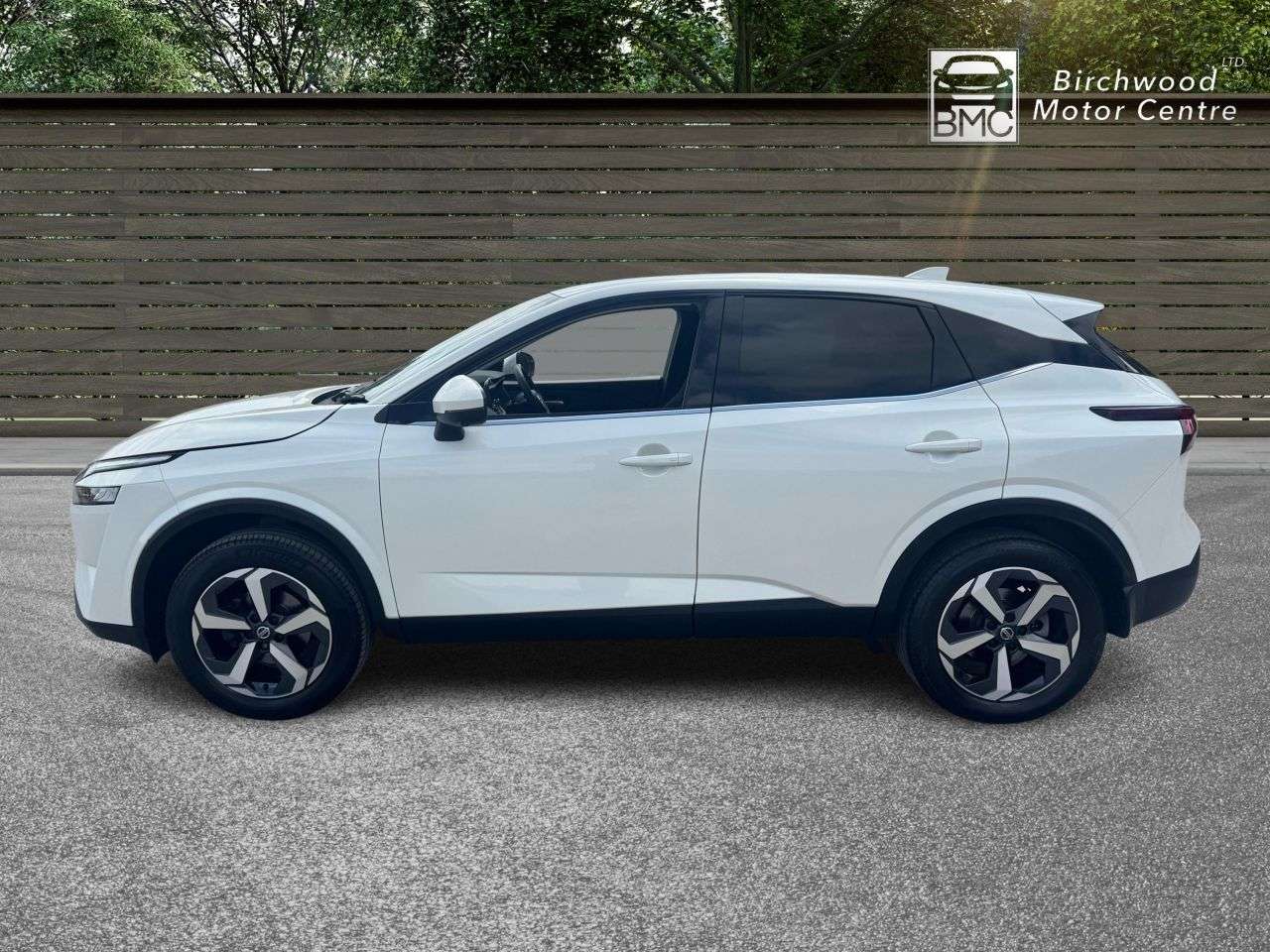 A 2022 NISSAN QASHQAI 1.3 DIG-T MHEV N-Connecta SUV 5dr Petrol Hybrid Manual Euro 6 (s/s) (140 ps A 2022 NISSAN QASHQAI 1.3 DIG-T MHEV N-Connecta SUV 5dr Petrol Hybrid Manual Euro 6 (s/s) (140 ps