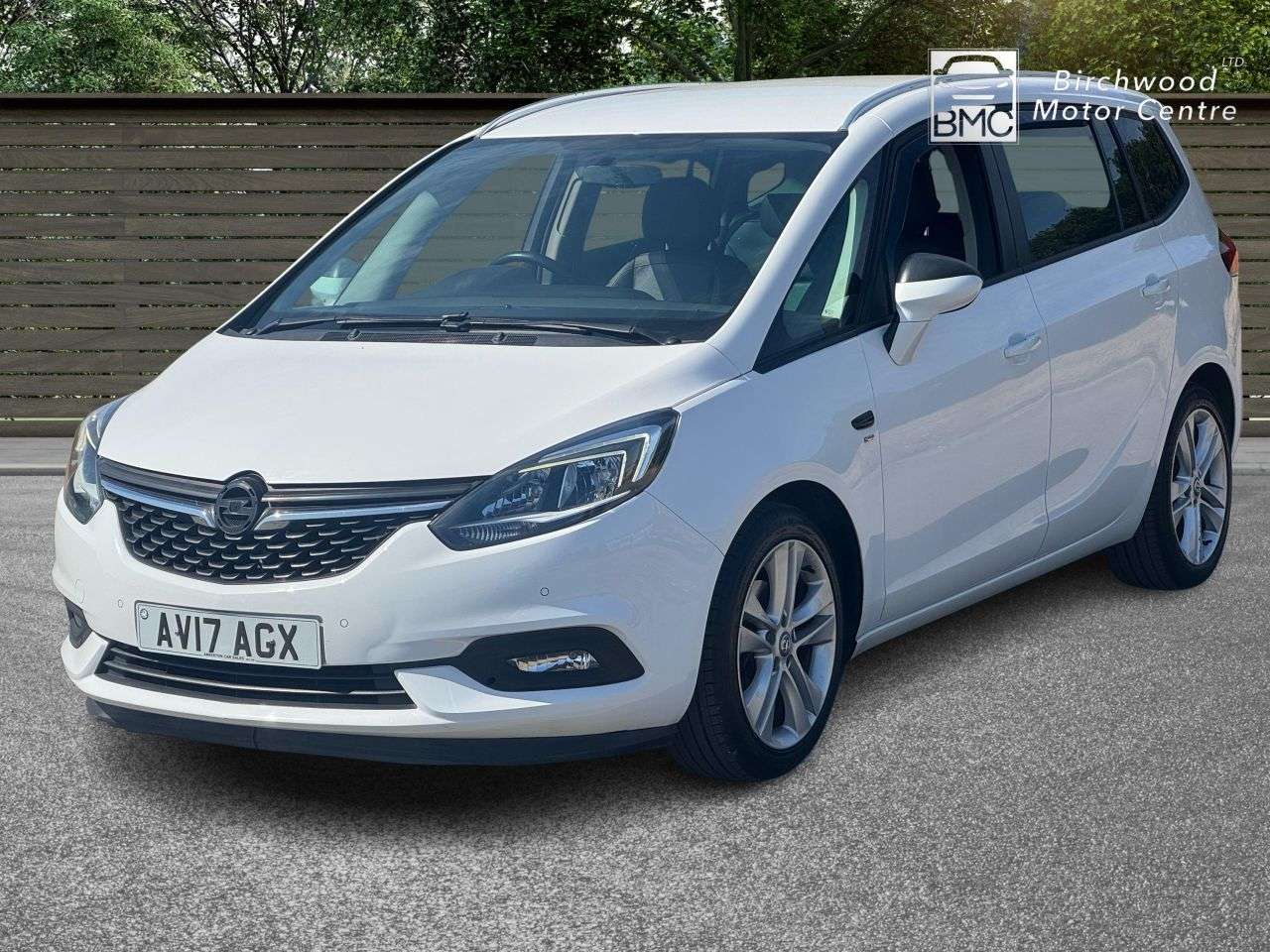 A 2017 VAUXHALL ZAFIRA TOURER 1.4i Turbo SRi MPV 5dr Petrol Manual Euro 6 (140 ps) AIR CONDITIONING BLUET A 2017 VAUXHALL ZAFIRA TOURER 1.4i Turbo SRi MPV 5dr Petrol Manual Euro 6 (140 ps) AIR CONDITIONING BLUET