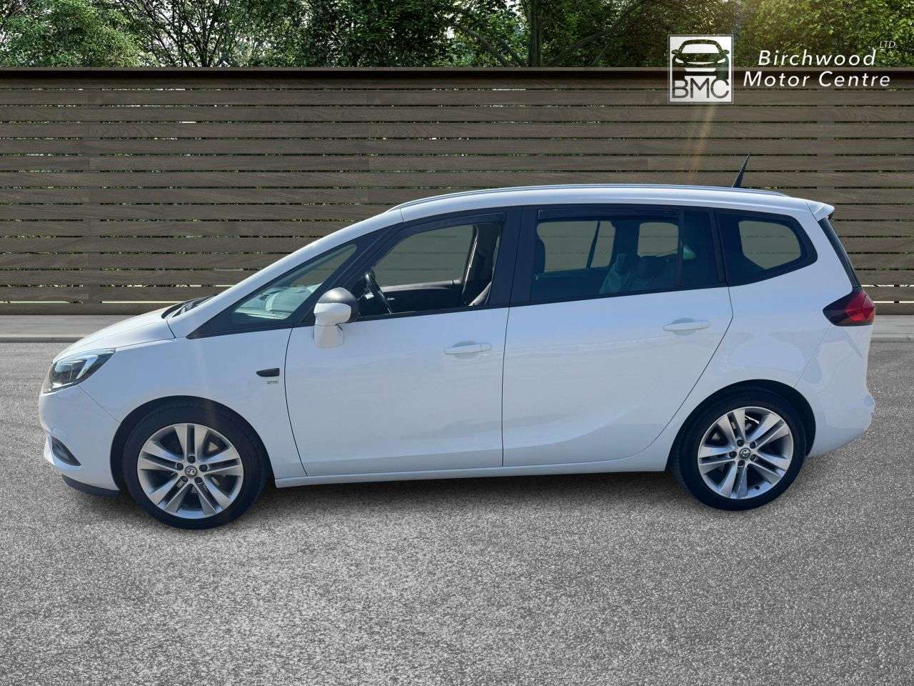 A 2017 VAUXHALL ZAFIRA TOURER 1.4i Turbo SRi MPV 5dr Petrol Manual Euro 6 (140 ps) AIR CONDITIONING BLUET A 2017 VAUXHALL ZAFIRA TOURER 1.4i Turbo SRi MPV 5dr Petrol Manual Euro 6 (140 ps) AIR CONDITIONING BLUET