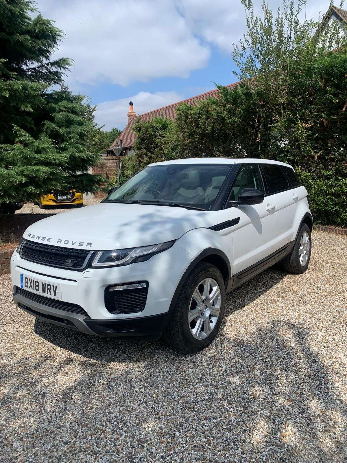A 2018 LAND ROVER RANGE ROVER EVOQUE 2.0 TD4 SE Tech SUV 5dr Diesel Auto 4WD Euro 6 (s/s) (180 ps) FULL PANORAMI A 2018 LAND ROVER RANGE ROVER EVOQUE 2.0 TD4 SE Tech SUV 5dr Diesel Auto 4WD Euro 6 (s/s) (180 ps) FULL PANORAMI