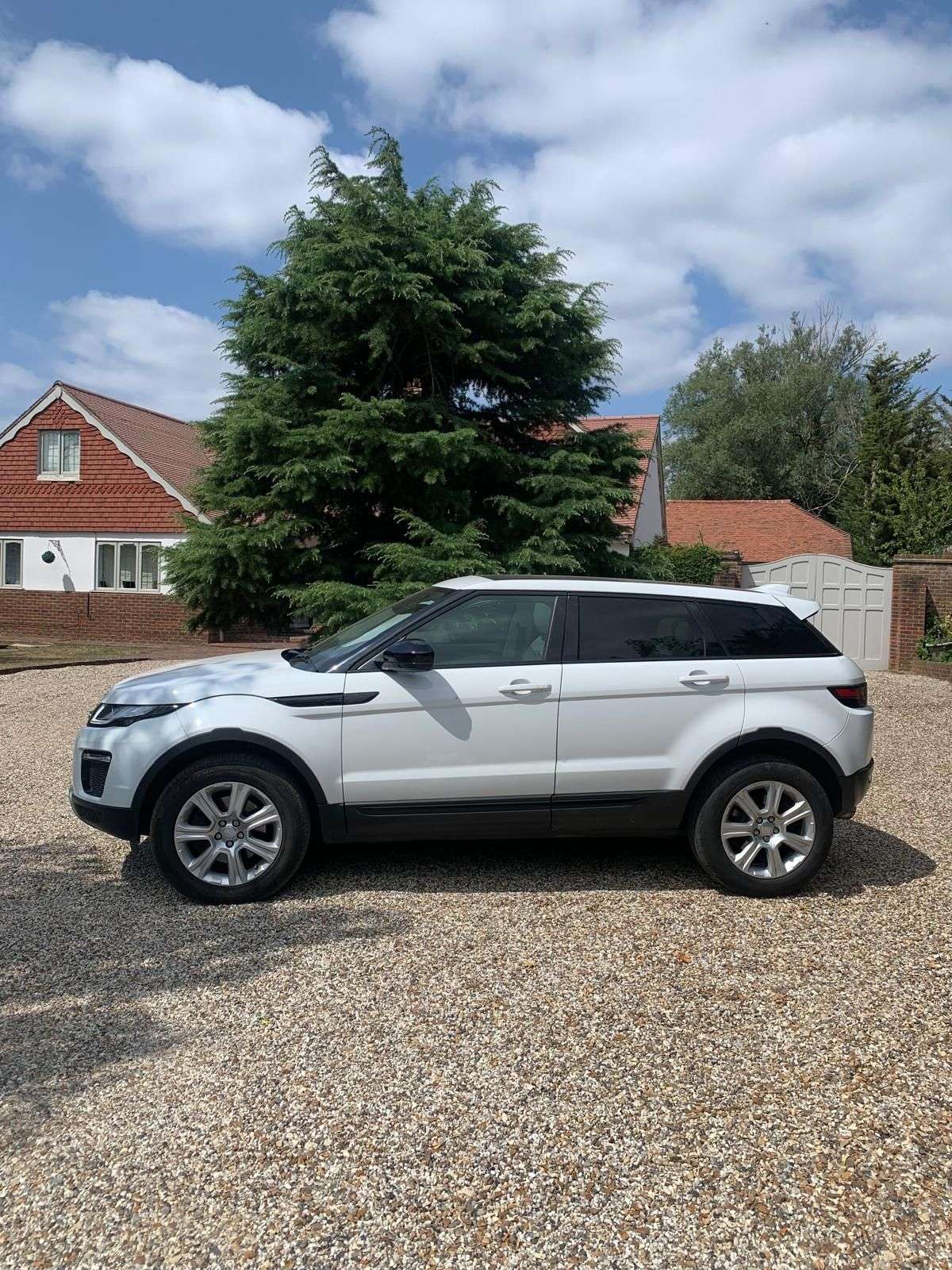 A 2018 LAND ROVER RANGE ROVER EVOQUE 2.0 TD4 SE Tech SUV 5dr Diesel Auto 4WD Euro 6 (s/s) (180 ps) FULL PANORAMI A 2018 LAND ROVER RANGE ROVER EVOQUE 2.0 TD4 SE Tech SUV 5dr Diesel Auto 4WD Euro 6 (s/s) (180 ps) FULL PANORAMI