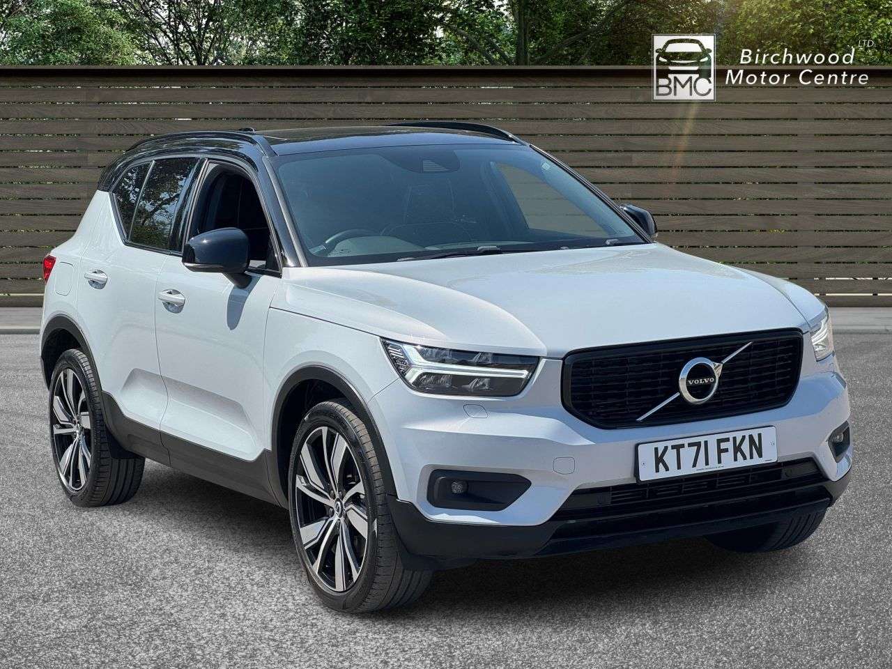 A 2021 VOLVO XC40 1.5h T5 Twin Engine Recharge 10.7kWh R-Design Pro SUV 5dr Petrol Plug-in Hy A 2021 VOLVO XC40 1.5h T5 Twin Engine Recharge 10.7kWh R-Design Pro SUV 5dr Petrol Plug-in Hy