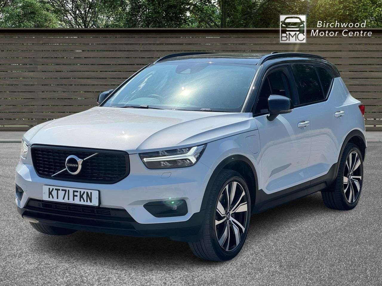 A 2021 VOLVO XC40 1.5h T5 Twin Engine Recharge 10.7kWh R-Design Pro SUV 5dr Petrol Plug-in Hy A 2021 VOLVO XC40 1.5h T5 Twin Engine Recharge 10.7kWh R-Design Pro SUV 5dr Petrol Plug-in Hy