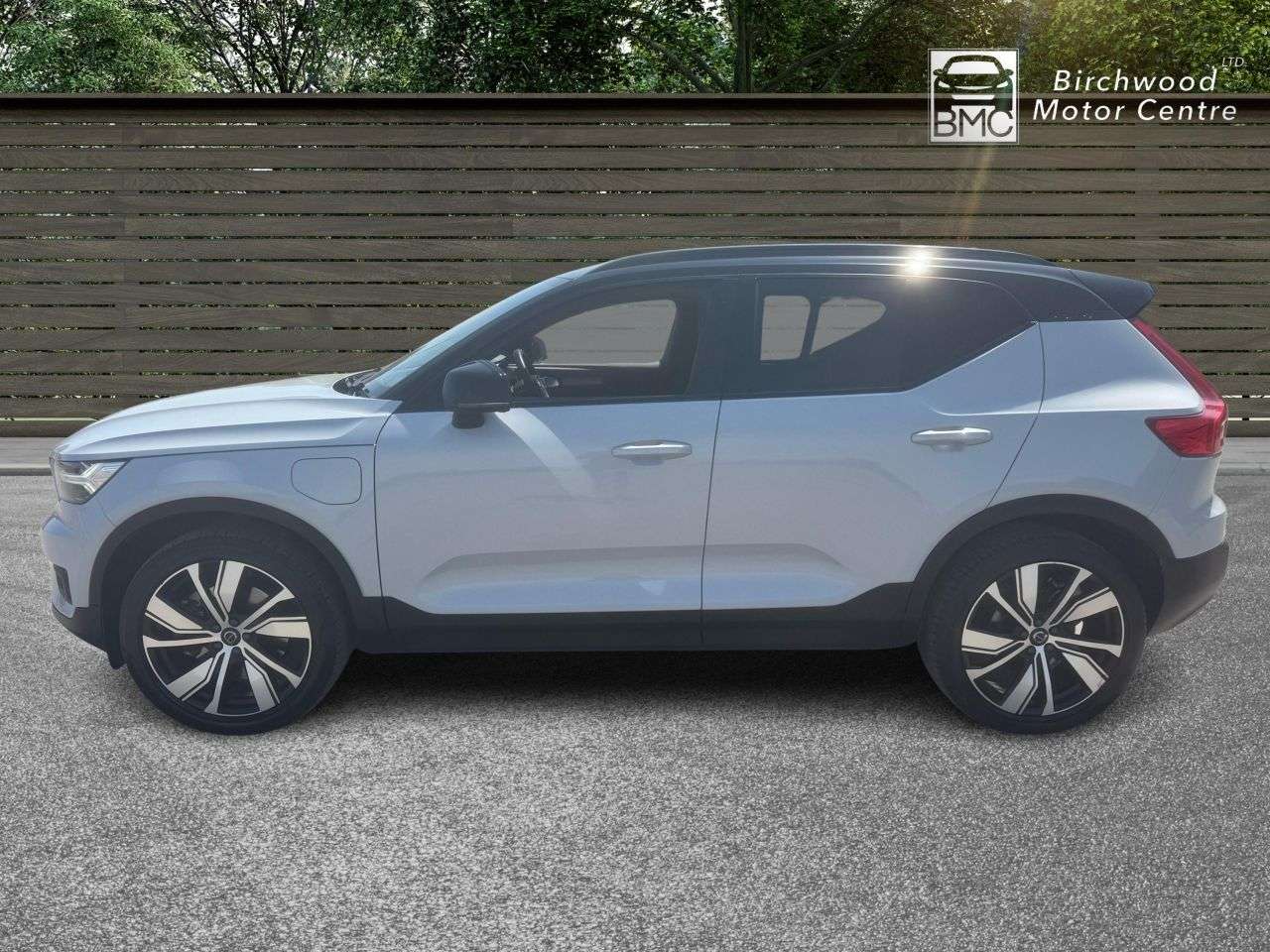 A 2021 VOLVO XC40 1.5h T5 Twin Engine Recharge 10.7kWh R-Design Pro SUV 5dr Petrol Plug-in Hy A 2021 VOLVO XC40 1.5h T5 Twin Engine Recharge 10.7kWh R-Design Pro SUV 5dr Petrol Plug-in Hy