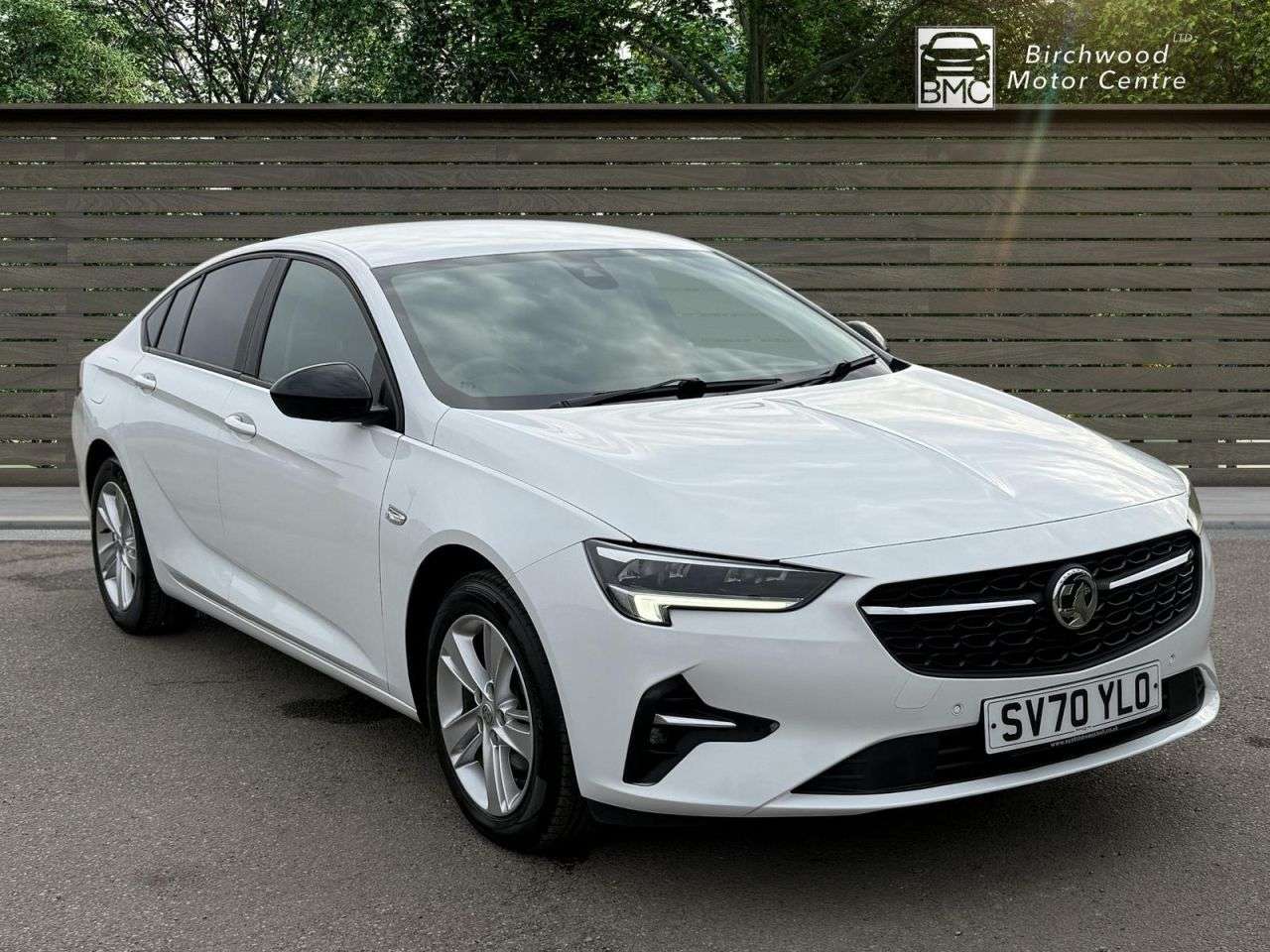 A 2020 VAUXHALL INSIGNIA 2.0 CDTi SE Nav Hatchback 5dr Diesel Manual Euro 5 (160 ps) SERVICE HISTORY A 2020 VAUXHALL INSIGNIA 2.0 CDTi SE Nav Hatchback 5dr Diesel Manual Euro 5 (160 ps) SERVICE HISTORY