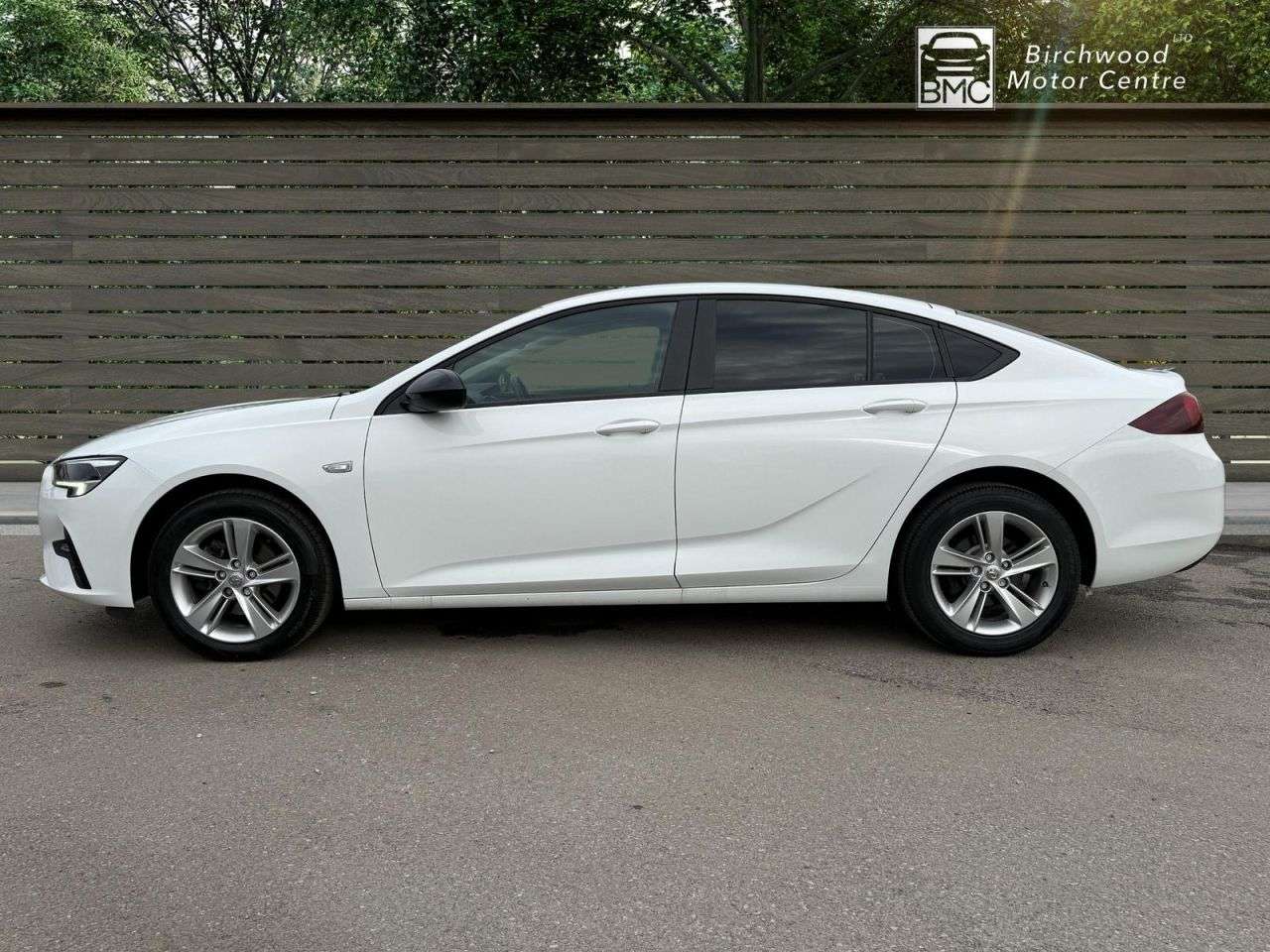 A 2020 VAUXHALL INSIGNIA 2.0 CDTi SE Nav Hatchback 5dr Diesel Manual Euro 5 (160 ps) SERVICE HISTORY A 2020 VAUXHALL INSIGNIA 2.0 CDTi SE Nav Hatchback 5dr Diesel Manual Euro 5 (160 ps) SERVICE HISTORY