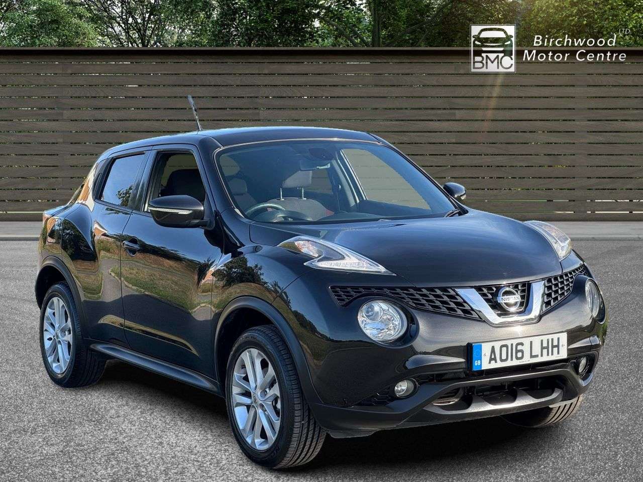 A 2016 NISSAN JUKE 1.6 N-Connecta SUV 5dr Petrol XTRON Euro 6 (117 ps) A 2016 NISSAN JUKE 1.6 N-Connecta SUV 5dr Petrol XTRON Euro 6 (117 ps)