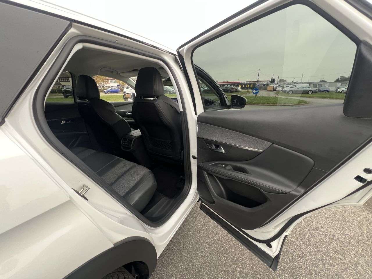 2019 PEUGEOT 3008 2019 PEUGEOT 3008