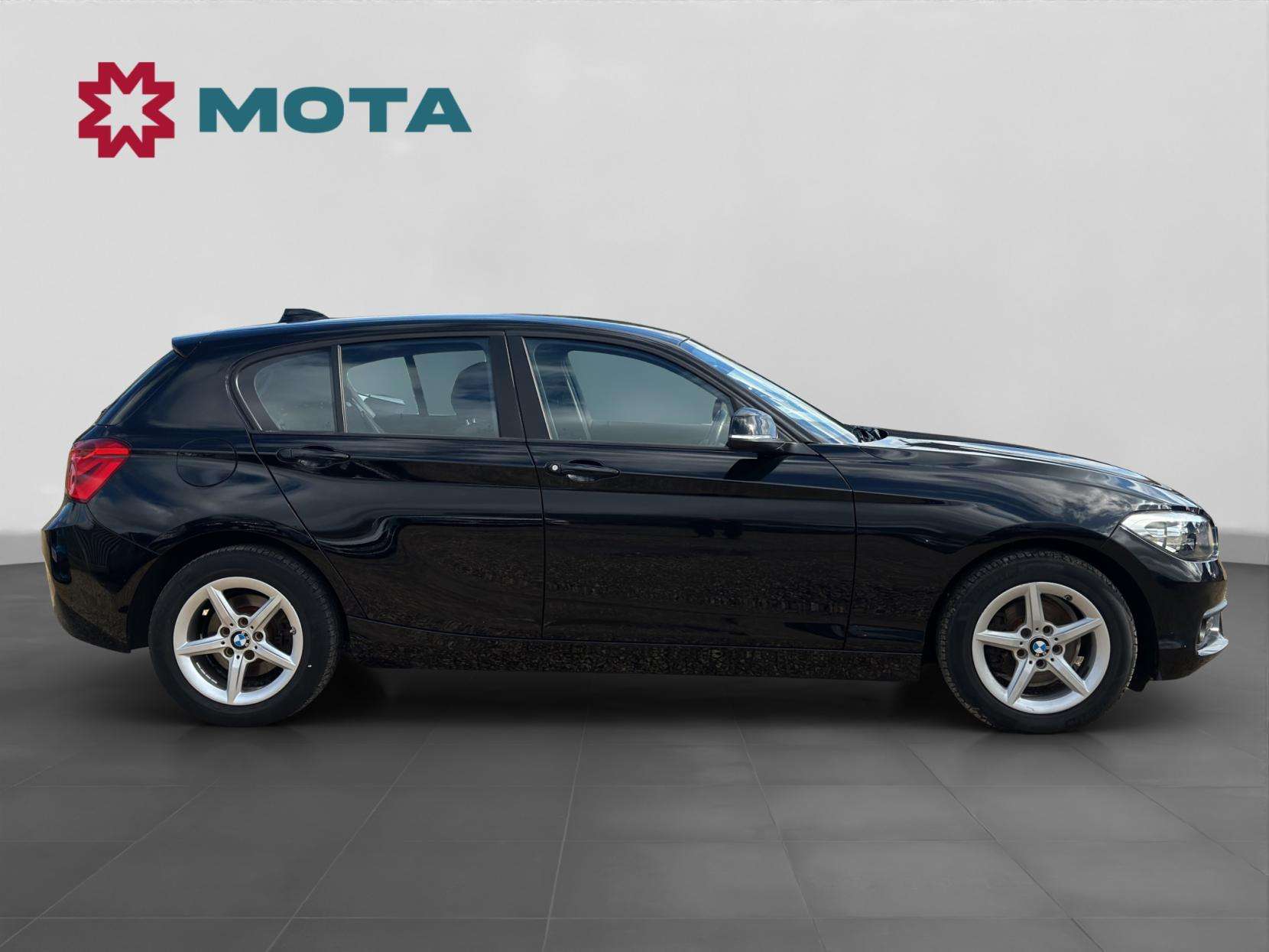 A 2018 BMW 1 SERIES 2.0 118d SE Hatchback 5dr Diesel Manual Euro 6 (s/s) (150 ps) A 2018 BMW 1 SERIES 2.0 118d SE Hatchback 5dr Diesel Manual Euro 6 (s/s) (150 ps)