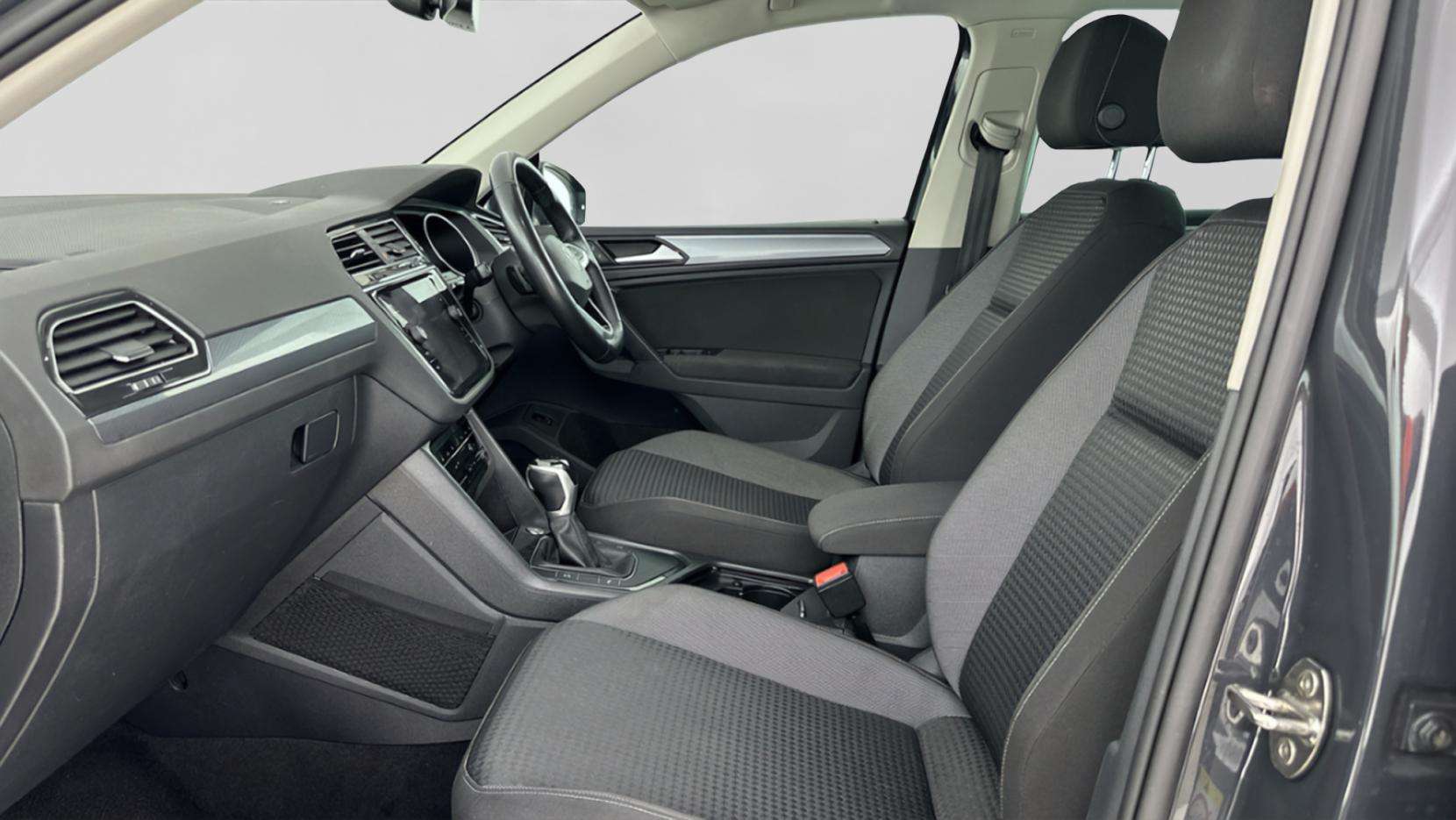 A 2022 VOLKSWAGEN TIGUAN 1.5 TSI Active SUV 5dr Petrol DSG Euro 6 (s/s) (150 ps) A 2022 VOLKSWAGEN TIGUAN 1.5 TSI Active SUV 5dr Petrol DSG Euro 6 (s/s) (150 ps)