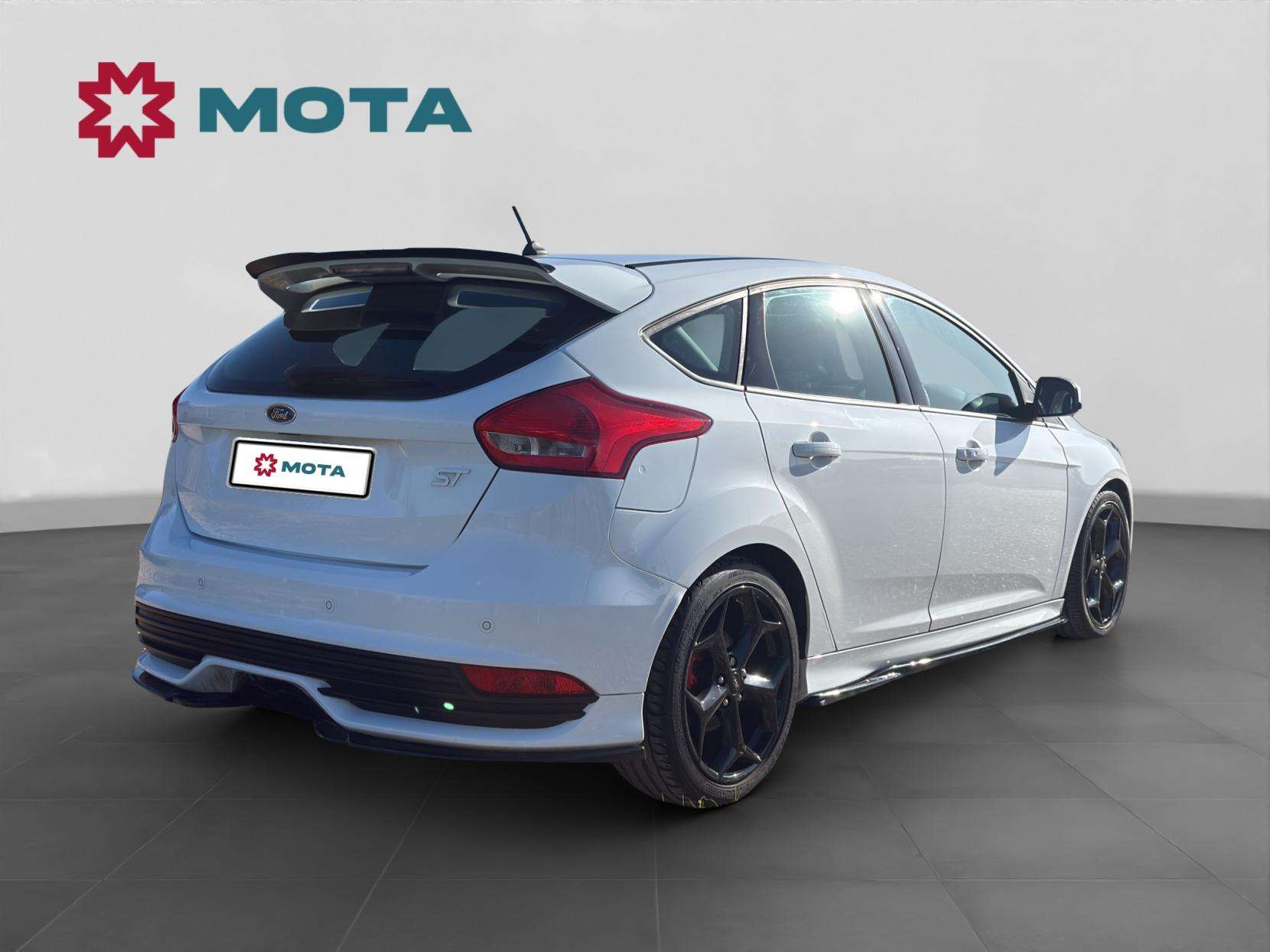 A 2017 FORD FOCUS 2.0T EcoBoost ST-3 Hatchback 5dr Petrol Manual Euro 6 (s/s) (250 ps) A 2017 FORD FOCUS 2.0T EcoBoost ST-3 Hatchback 5dr Petrol Manual Euro 6 (s/s) (250 ps)