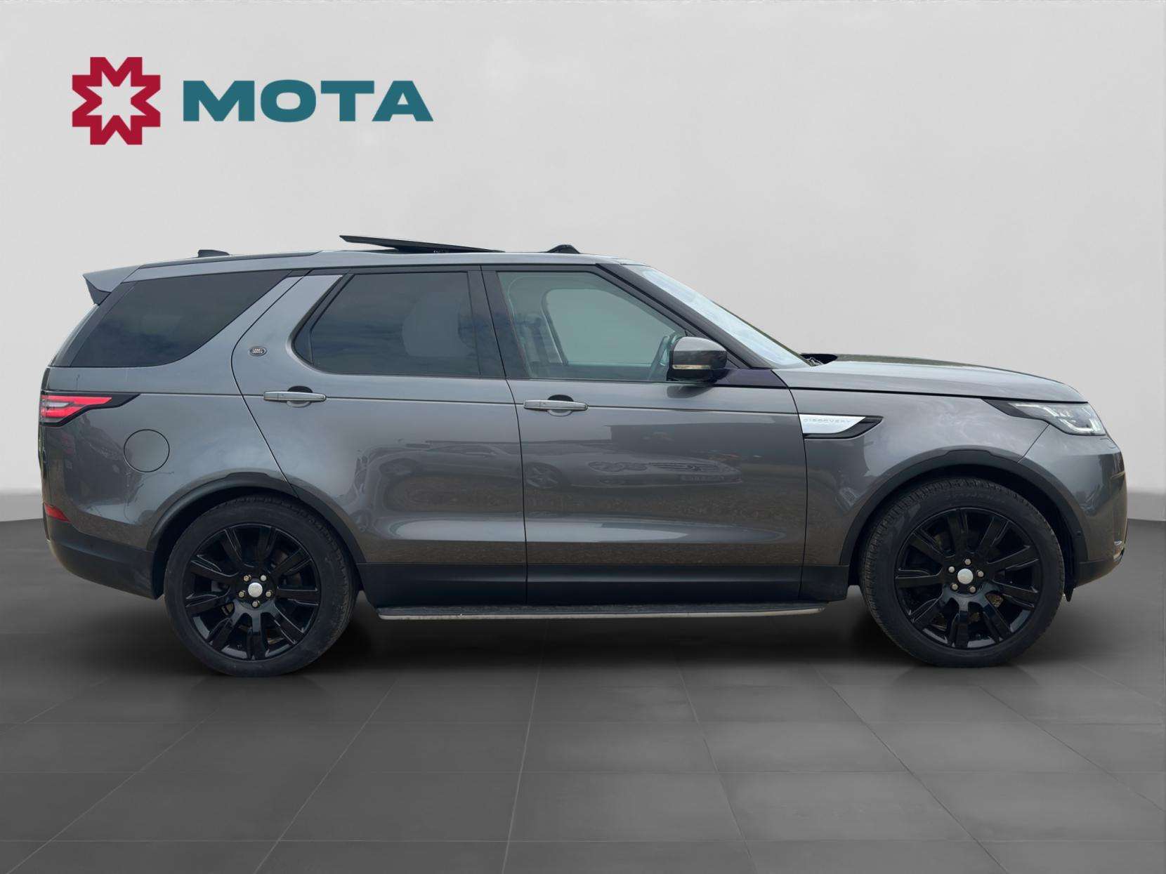 A 2017 LAND ROVER DISCOVERY 3.0 TD V6 HSE Luxury SUV 5dr Diesel Auto 4WD Euro 6 (s/s) (258 ps) A 2017 LAND ROVER DISCOVERY 3.0 TD V6 HSE Luxury SUV 5dr Diesel Auto 4WD Euro 6 (s/s) (258 ps)