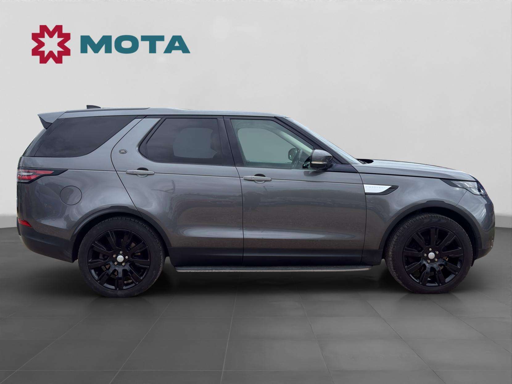 A 2017 LAND ROVER DISCOVERY 3.0 TD V6 HSE Luxury SUV 5dr Diesel Auto 4WD Euro 6 (s/s) (258 ps) A 2017 LAND ROVER DISCOVERY 3.0 TD V6 HSE Luxury SUV 5dr Diesel Auto 4WD Euro 6 (s/s) (258 ps)