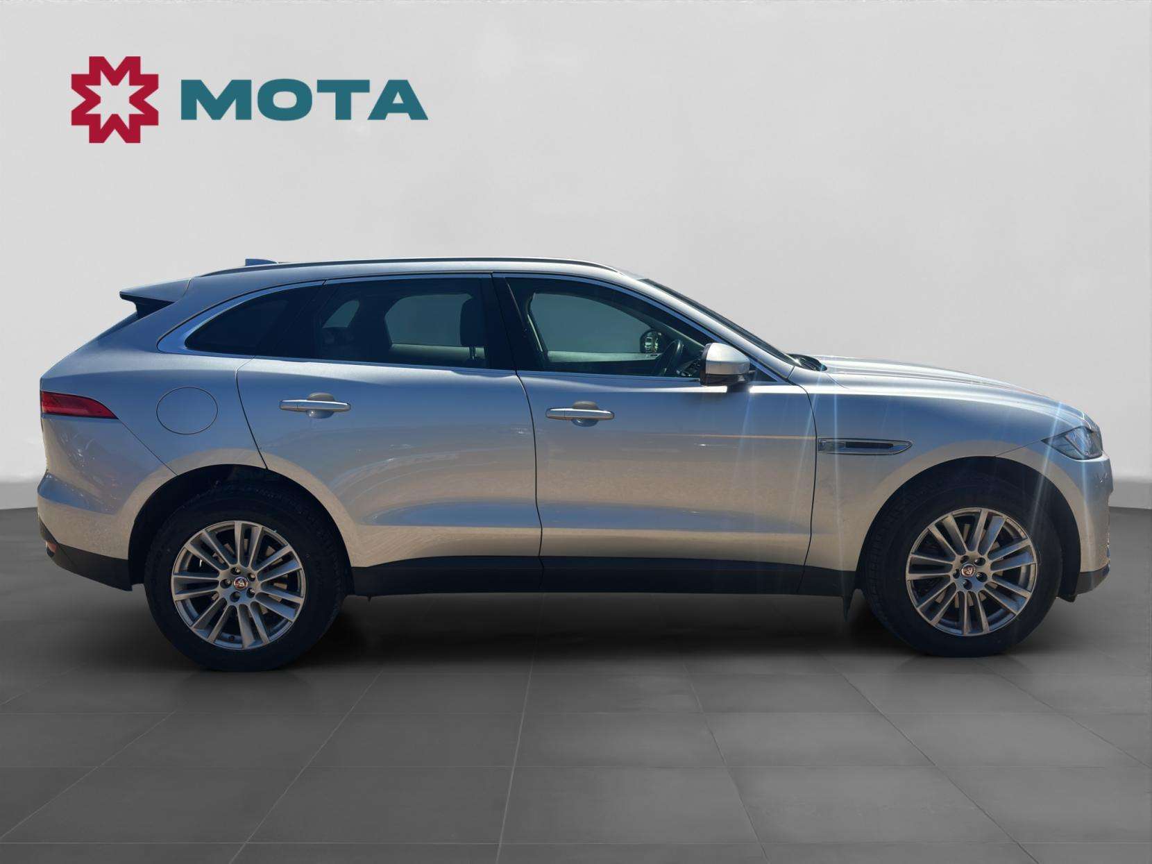 A 2018 JAGUAR F-PACE 3.0 D300 V6 Portfolio SUV 5dr Diesel Auto AWD Euro 6 (s/s) (300 ps) A 2018 JAGUAR F-PACE 3.0 D300 V6 Portfolio SUV 5dr Diesel Auto AWD Euro 6 (s/s) (300 ps)