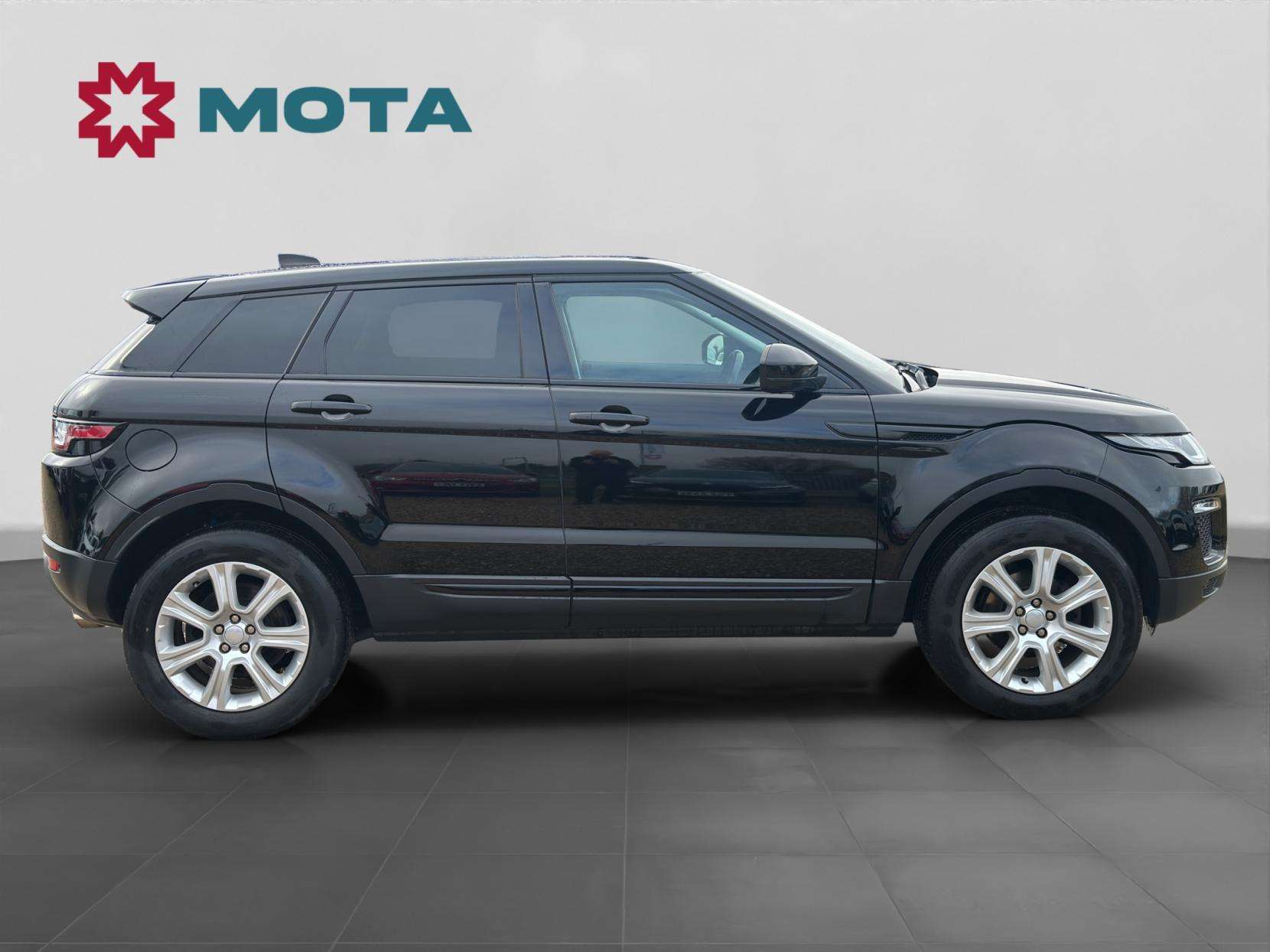 A 2018 LAND ROVER RANGE ROVER EVOQUE 2.0 eD4 SE Tech SUV 5dr Diesel Manual FWD Euro 6 (s/s) (150 ps) A 2018 LAND ROVER RANGE ROVER EVOQUE 2.0 eD4 SE Tech SUV 5dr Diesel Manual FWD Euro 6 (s/s) (150 ps)