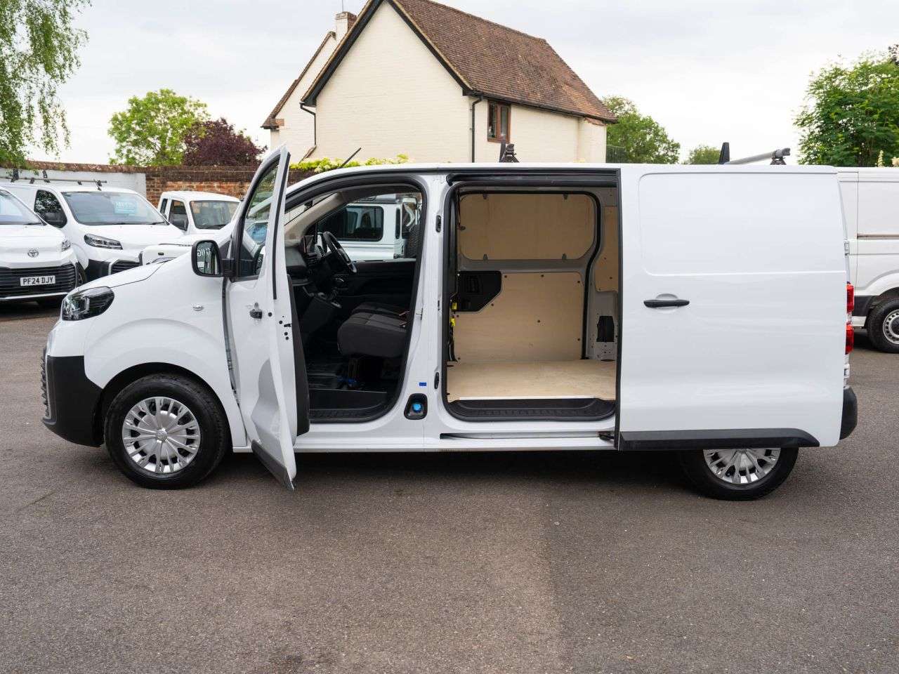 2024 TOYOTA PROACE 2024 TOYOTA PROACE