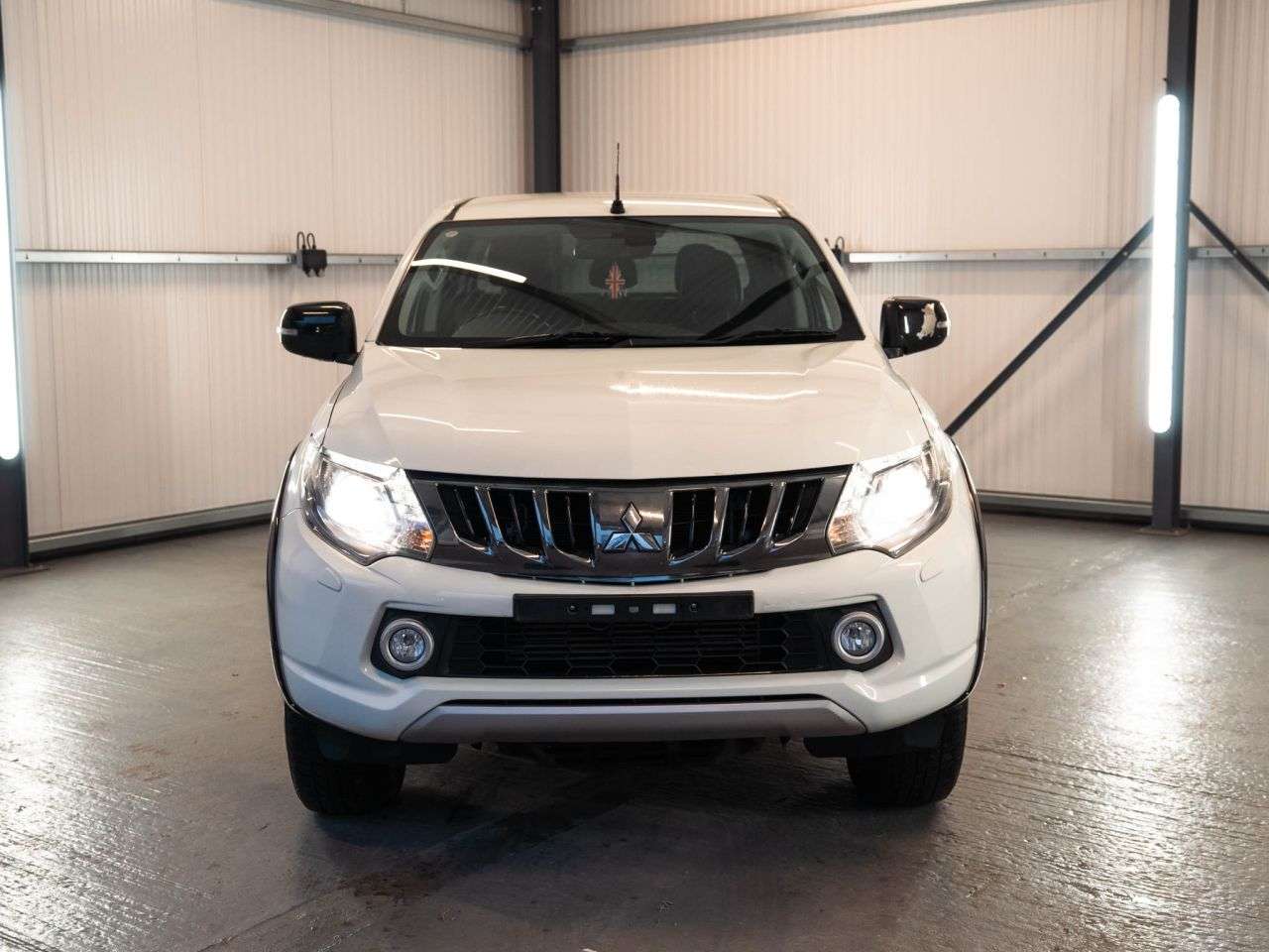 A 2019 MITSUBISHI L200 2.4 DI-D DC Warrior Pickup Double Cab 4dr Diesel Manual 4WD Euro 6 (178 ps) A 2019 MITSUBISHI L200 2.4 DI-D DC Warrior Pickup Double Cab 4dr Diesel Manual 4WD Euro 6 (178 ps)