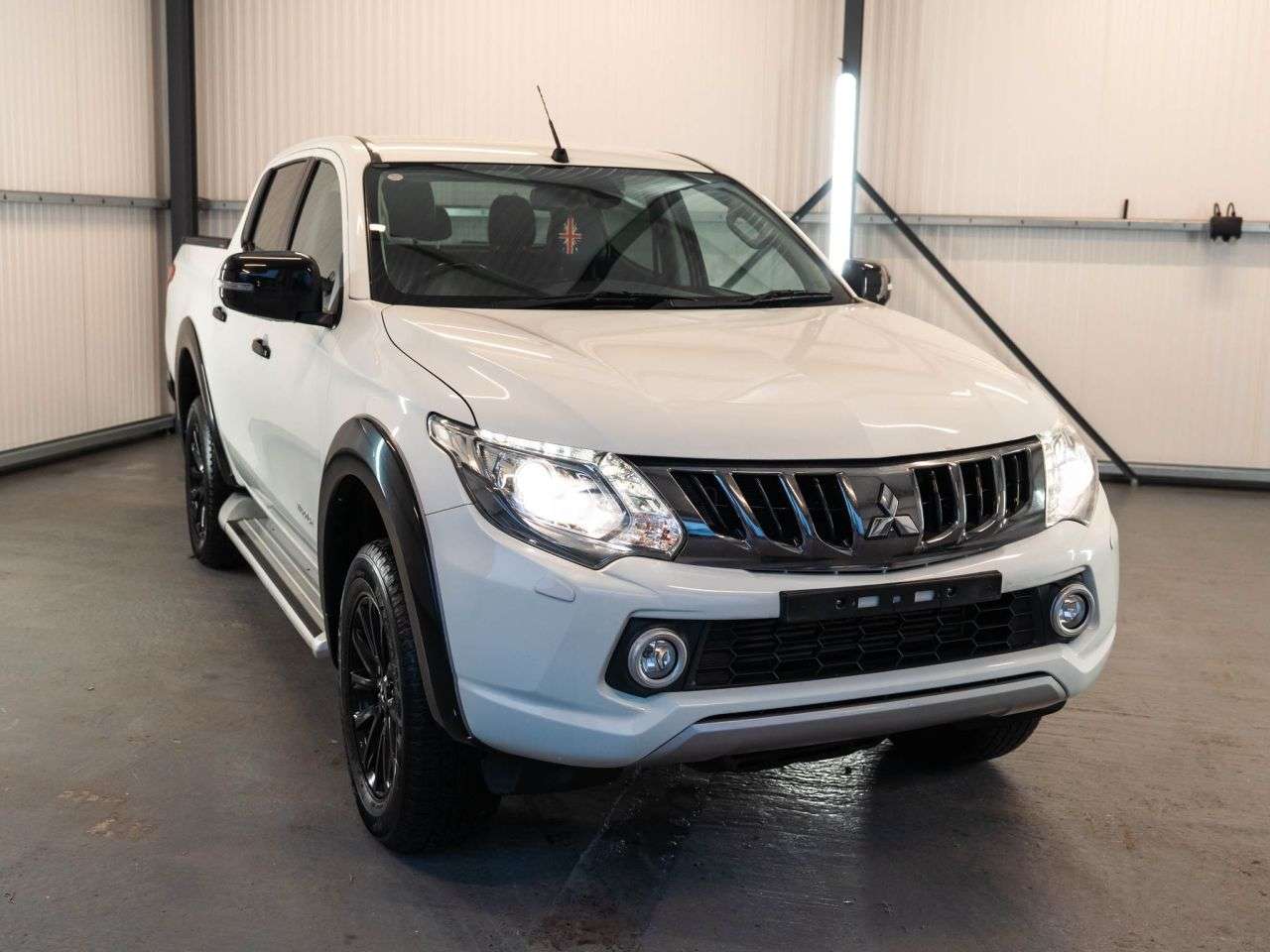 A 2019 MITSUBISHI L200 2.4 DI-D DC Warrior Pickup Double Cab 4dr Diesel Manual 4WD Euro 6 (178 ps) A 2019 MITSUBISHI L200 2.4 DI-D DC Warrior Pickup Double Cab 4dr Diesel Manual 4WD Euro 6 (178 ps)