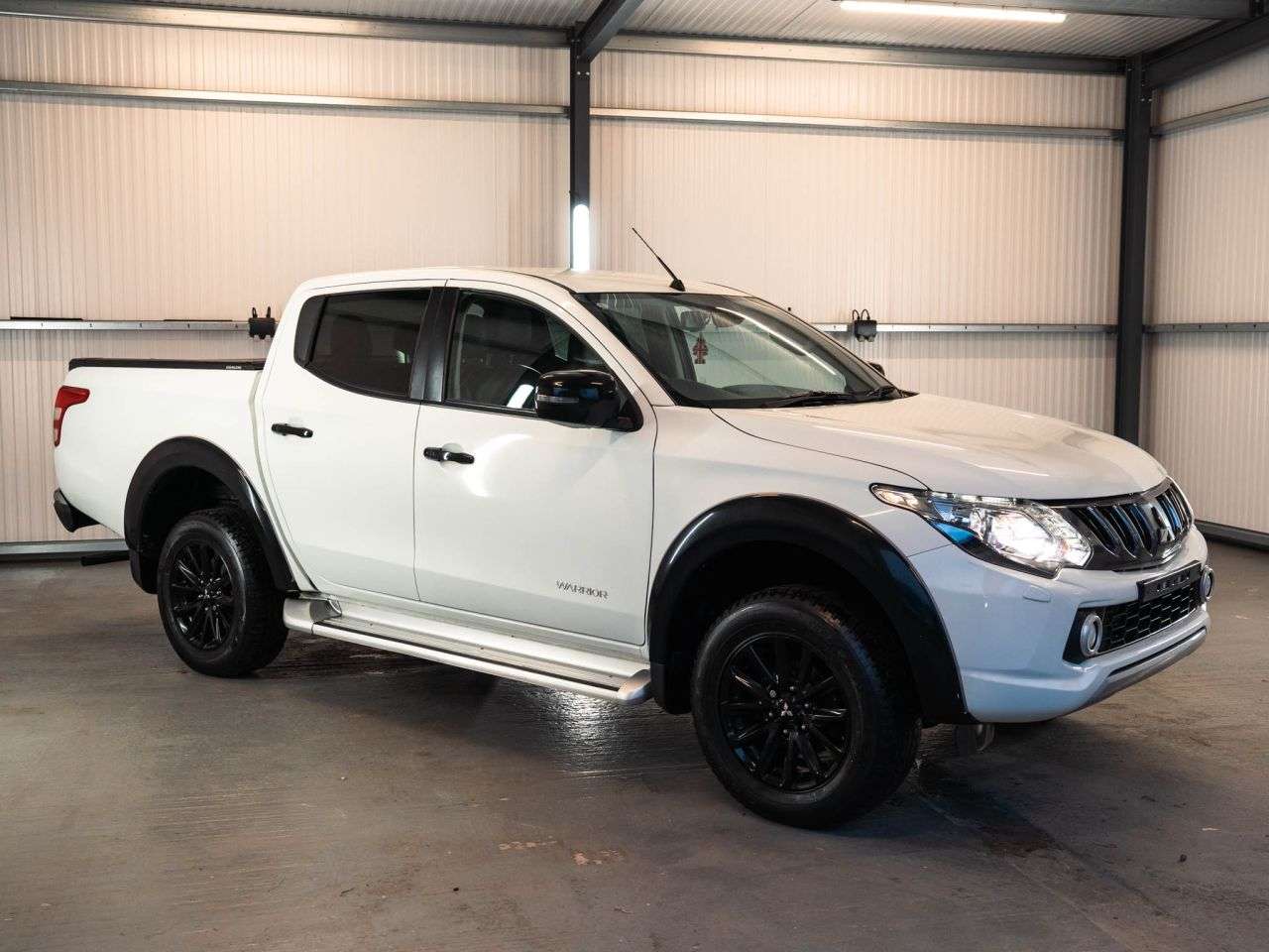 A 2019 MITSUBISHI L200 2.4 DI-D DC Warrior Pickup Double Cab 4dr Diesel Manual 4WD Euro 6 (178 ps) A 2019 MITSUBISHI L200 2.4 DI-D DC Warrior Pickup Double Cab 4dr Diesel Manual 4WD Euro 6 (178 ps)