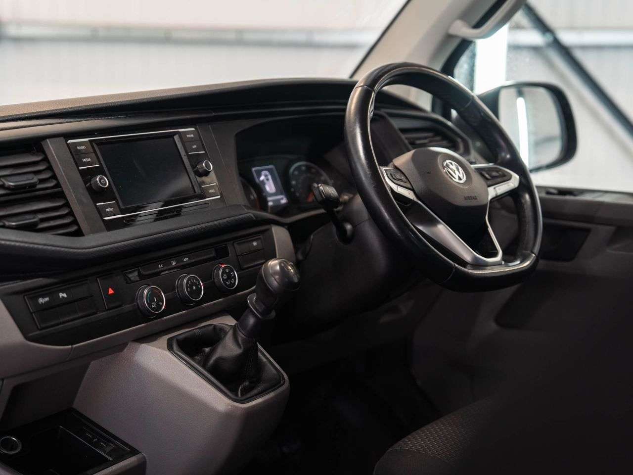 A 2020 VOLKSWAGEN TRANSPORTER 2.0 TDI T32 Highline Kombi Double Cab 5dr Diesel Manual FWD LWB High Roof E A 2020 VOLKSWAGEN TRANSPORTER 2.0 TDI T32 Highline Kombi Double Cab 5dr Diesel Manual FWD LWB High Roof E