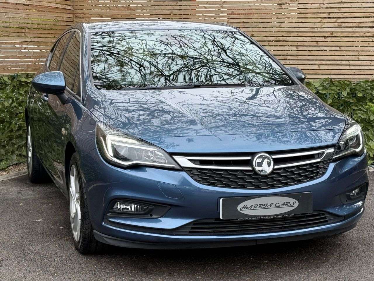 A 2017 VAUXHALL ASTRA 1.0i Turbo ecoFLEX SRi Nav Hatchback 5dr Petrol Manual Euro 6 (s/s) (105 ps A 2017 VAUXHALL ASTRA 1.0i Turbo ecoFLEX SRi Nav Hatchback 5dr Petrol Manual Euro 6 (s/s) (105 ps