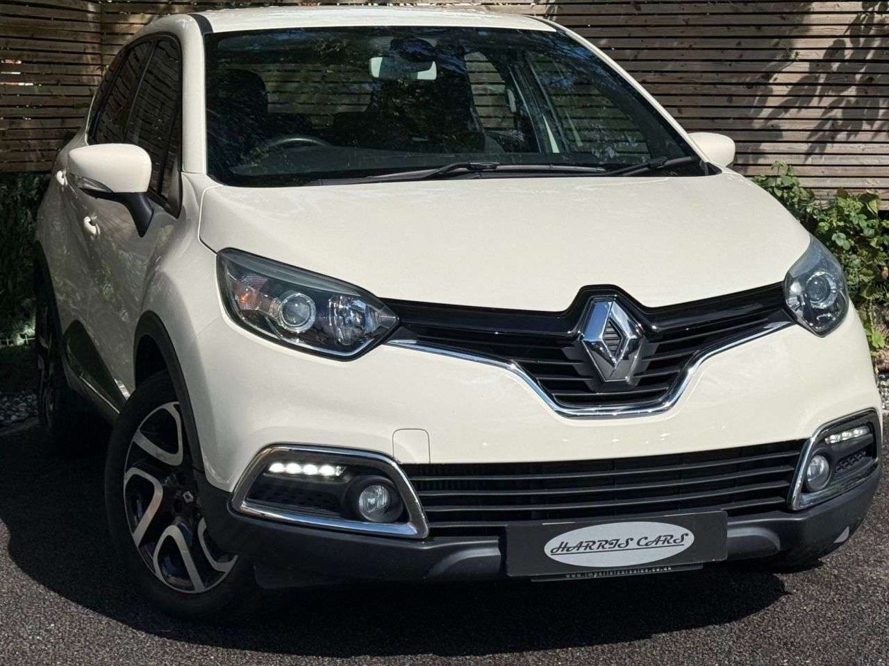 A 2014 RENAULT CAPTUR 1.5 dCi ENERGY Dynamique MediaNav SUV 5dr Diesel Manual Euro 5 (s/s) (90 ps A 2014 RENAULT CAPTUR 1.5 dCi ENERGY Dynamique MediaNav SUV 5dr Diesel Manual Euro 5 (s/s) (90 ps