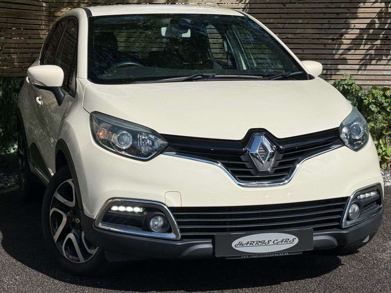 A 2014 RENAULT CAPTUR 1.5 dCi ENERGY Dynamique MediaNav SUV 5dr Diesel Manual Euro 5 (s/s) (90 ps A 2014 RENAULT CAPTUR 1.5 dCi ENERGY Dynamique MediaNav SUV 5dr Diesel Manual Euro 5 (s/s) (90 ps