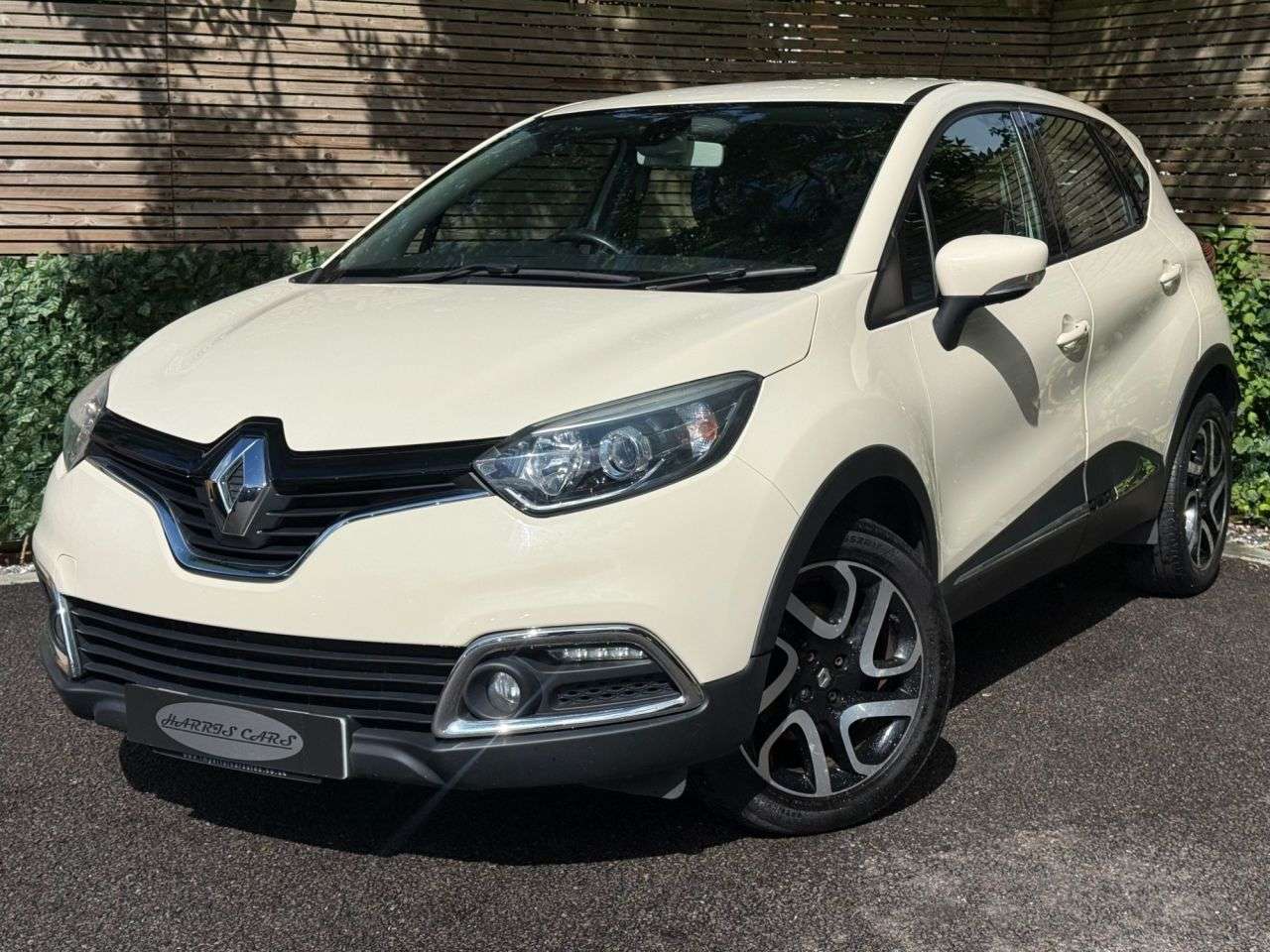 A 2014 RENAULT CAPTUR 1.5 dCi ENERGY Dynamique MediaNav SUV 5dr Diesel Manual Euro 5 (s/s) (90 ps A 2014 RENAULT CAPTUR 1.5 dCi ENERGY Dynamique MediaNav SUV 5dr Diesel Manual Euro 5 (s/s) (90 ps