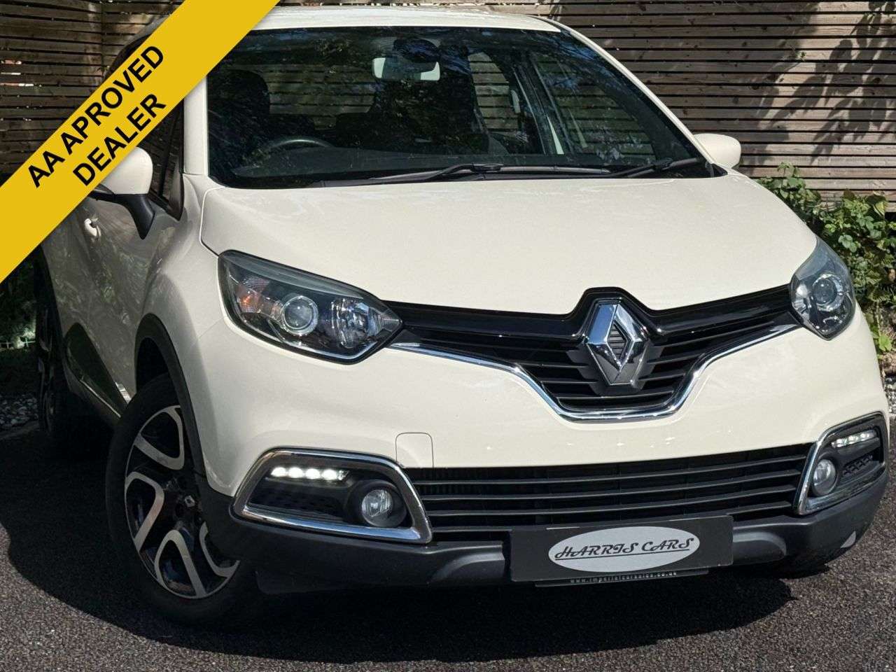 A 2014 RENAULT CAPTUR 1.5 dCi ENERGY Dynamique MediaNav SUV 5dr Diesel Manual Euro 5 (s/s) (90 ps A 2014 RENAULT CAPTUR 1.5 dCi ENERGY Dynamique MediaNav SUV 5dr Diesel Manual Euro 5 (s/s) (90 ps