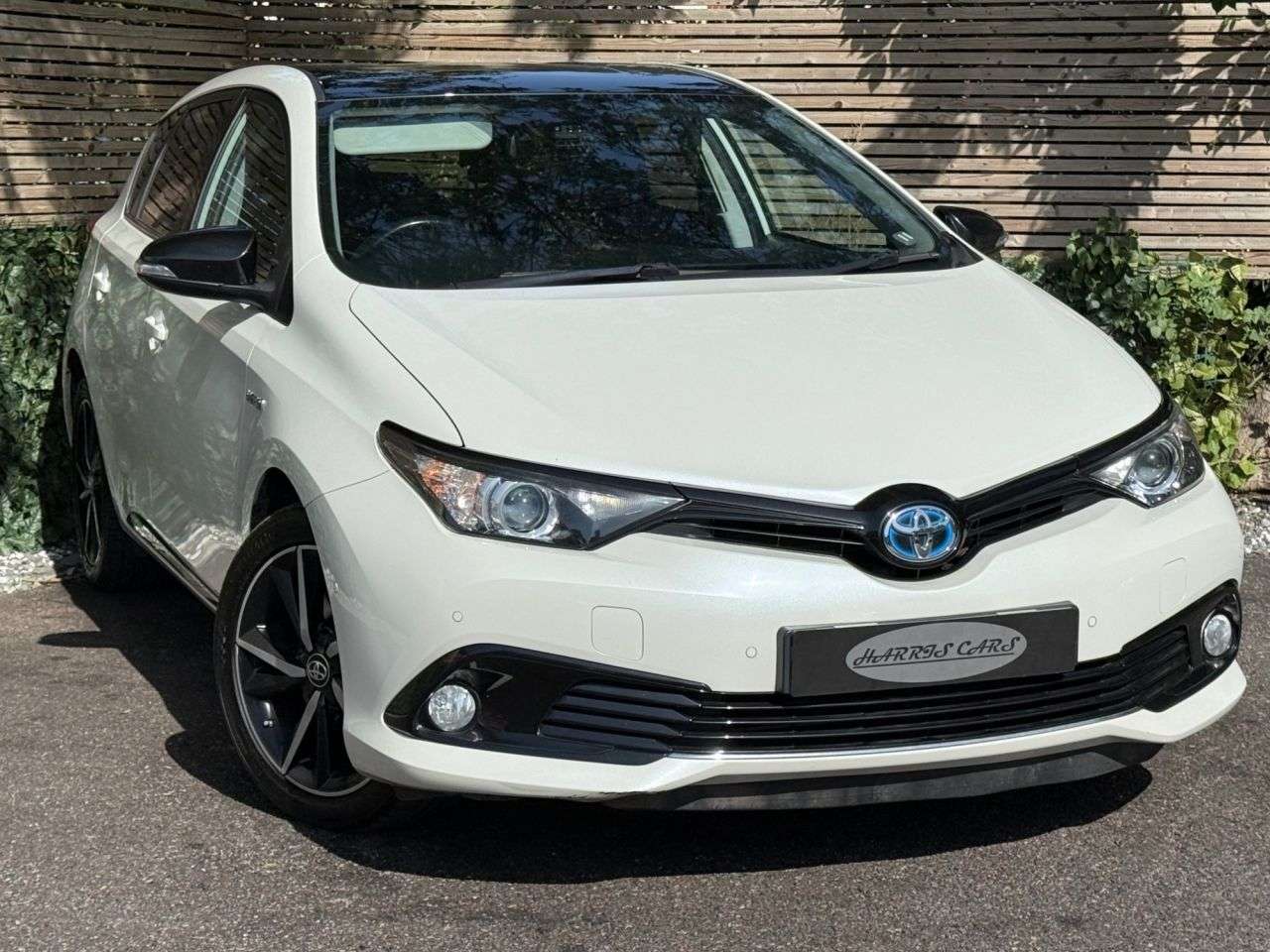 A 2018 TOYOTA AURIS 1.8 VVT-h Design Hatchback 5dr Petrol Hybrid CVT Euro 6 (s/s) (136 ps) 12 M A 2018 TOYOTA AURIS 1.8 VVT-h Design Hatchback 5dr Petrol Hybrid CVT Euro 6 (s/s) (136 ps) 12 M
