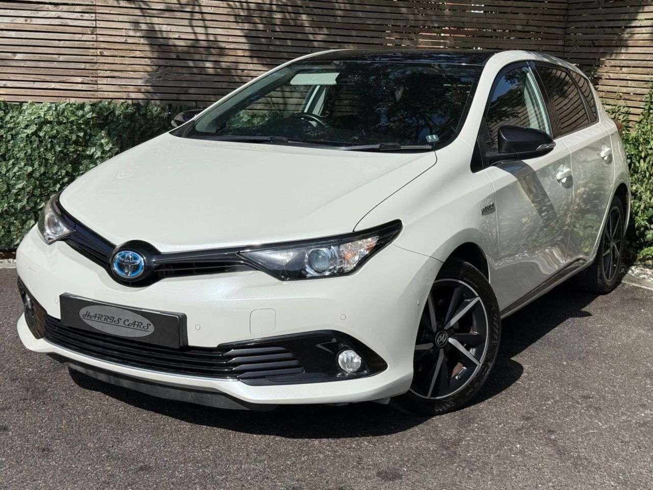 A 2018 TOYOTA AURIS 1.8 VVT-h Design Hatchback 5dr Petrol Hybrid CVT Euro 6 (s/s) (136 ps) 12 M A 2018 TOYOTA AURIS 1.8 VVT-h Design Hatchback 5dr Petrol Hybrid CVT Euro 6 (s/s) (136 ps) 12 M