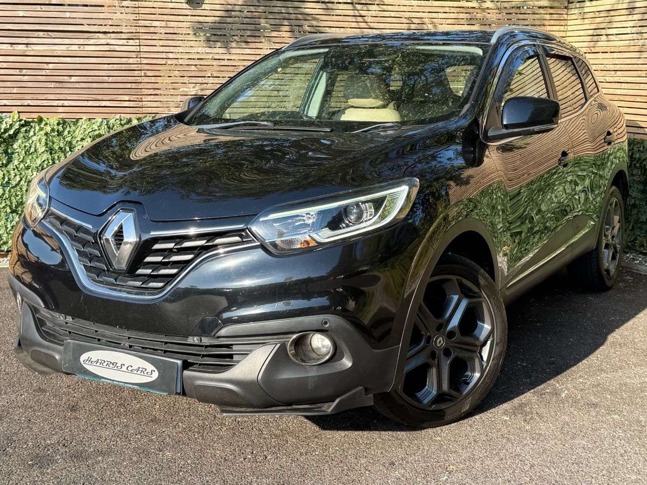 A 2017 RENAULT KADJAR 1.2 TCe Dynamique S Nav SUV 5dr Petrol Manual Euro 6 (s/s) (130 ps) 12 MONT A 2017 RENAULT KADJAR 1.2 TCe Dynamique S Nav SUV 5dr Petrol Manual Euro 6 (s/s) (130 ps) 12 MONT