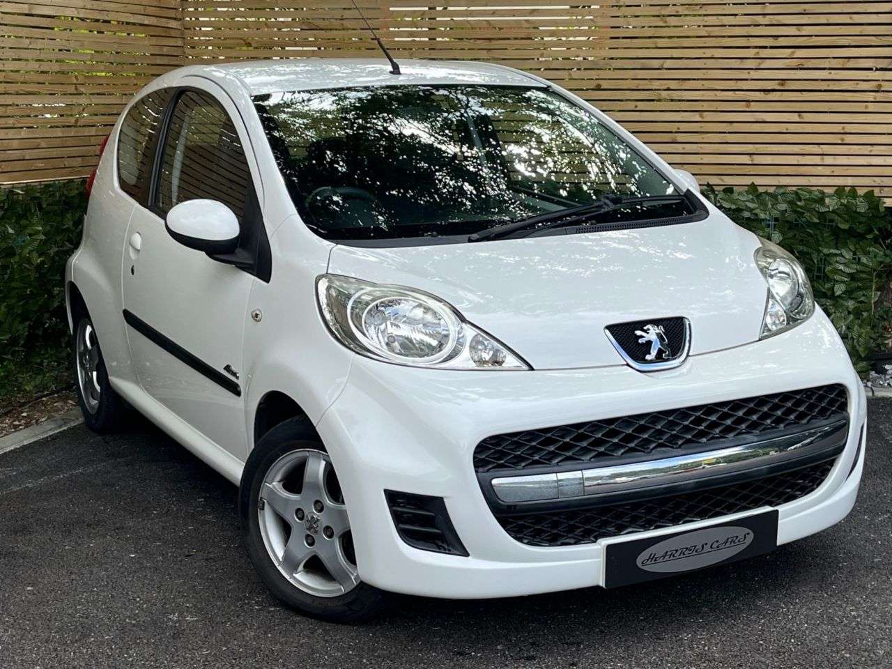 A 2013 PEUGEOT 107 1.0 12V Allure Hatchback 3dr Petrol Manual Euro 5 (68 ps) 12 MONTHS AA, FRE A 2013 PEUGEOT 107 1.0 12V Allure Hatchback 3dr Petrol Manual Euro 5 (68 ps) 12 MONTHS AA, FRE