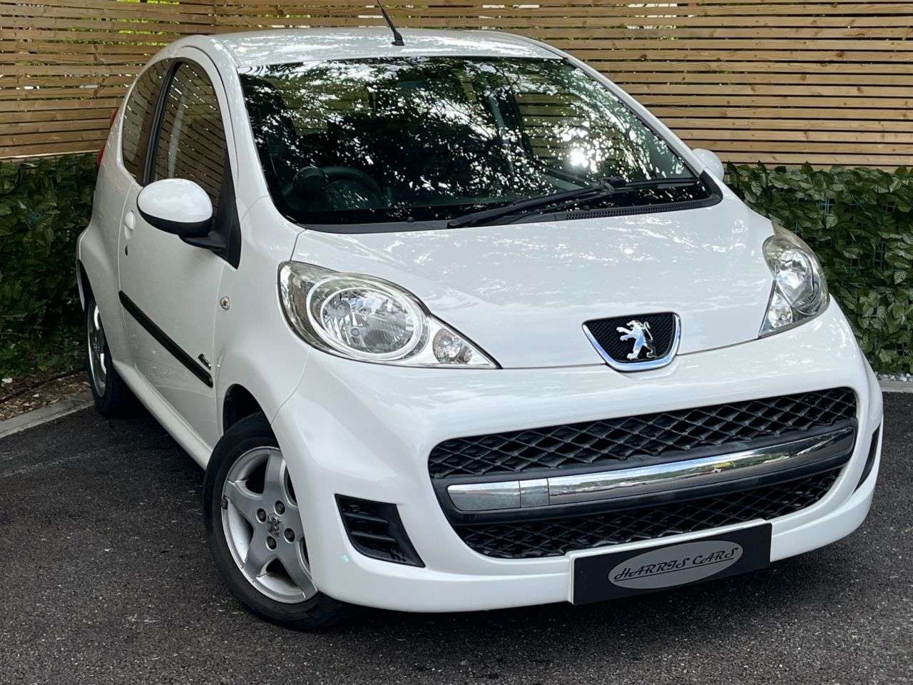 A 2013 PEUGEOT 107 1.0 12V Allure Hatchback 3dr Petrol Manual Euro 5 (68 ps) 12 MONTHS AA, FRE A 2013 PEUGEOT 107 1.0 12V Allure Hatchback 3dr Petrol Manual Euro 5 (68 ps) 12 MONTHS AA, FRE
