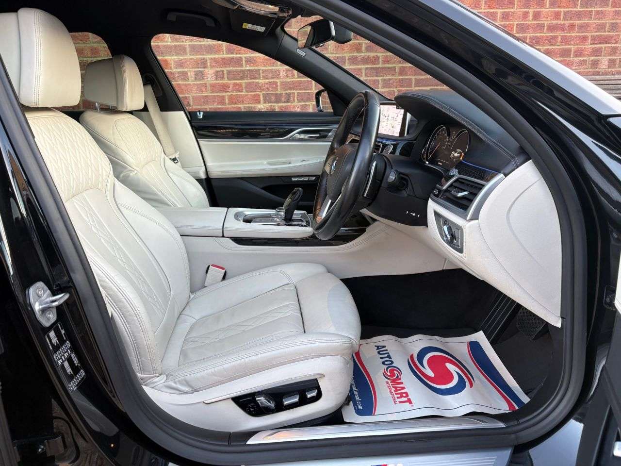 A 2015 BMW 7 SERIES 3.0 730d M Sport Saloon 4dr Diesel Auto Euro 6 (s/s) (265 ps) A 2015 BMW 7 SERIES 3.0 730d M Sport Saloon 4dr Diesel Auto Euro 6 (s/s) (265 ps)