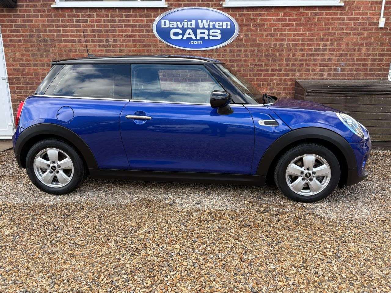 A 2019 MINI HATCH 1.5 Cooper Classic Hatchback 3dr Petrol Manual Euro 6 (s/s) (136 ps) A 2019 MINI HATCH 1.5 Cooper Classic Hatchback 3dr Petrol Manual Euro 6 (s/s) (136 ps)