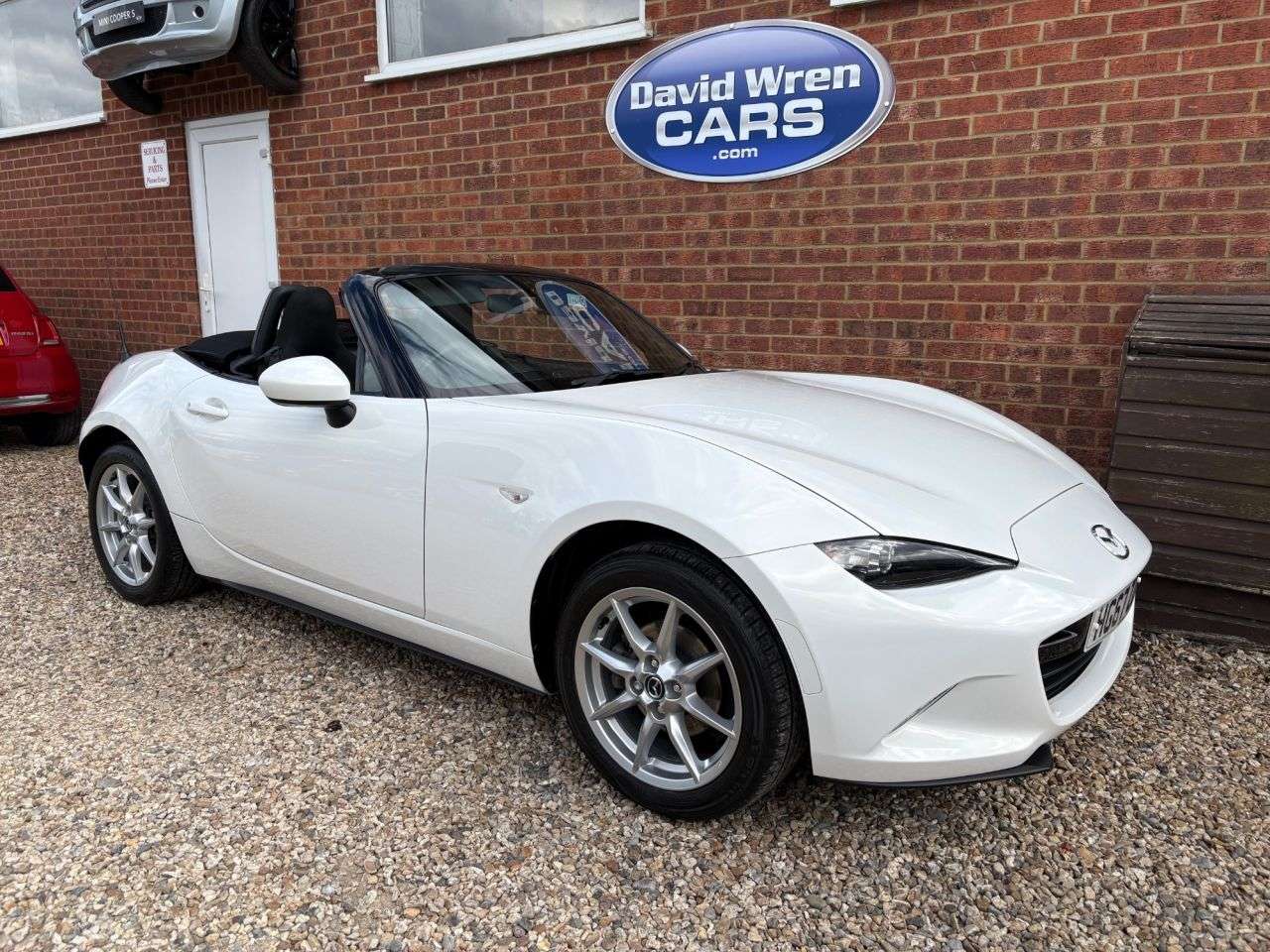 A 2017 MAZDA MX-5 1.5 SKYACTIV-G SE Convertible 2dr Petrol Manual Euro 6 (131 ps) A 2017 MAZDA MX-5 1.5 SKYACTIV-G SE Convertible 2dr Petrol Manual Euro 6 (131 ps)